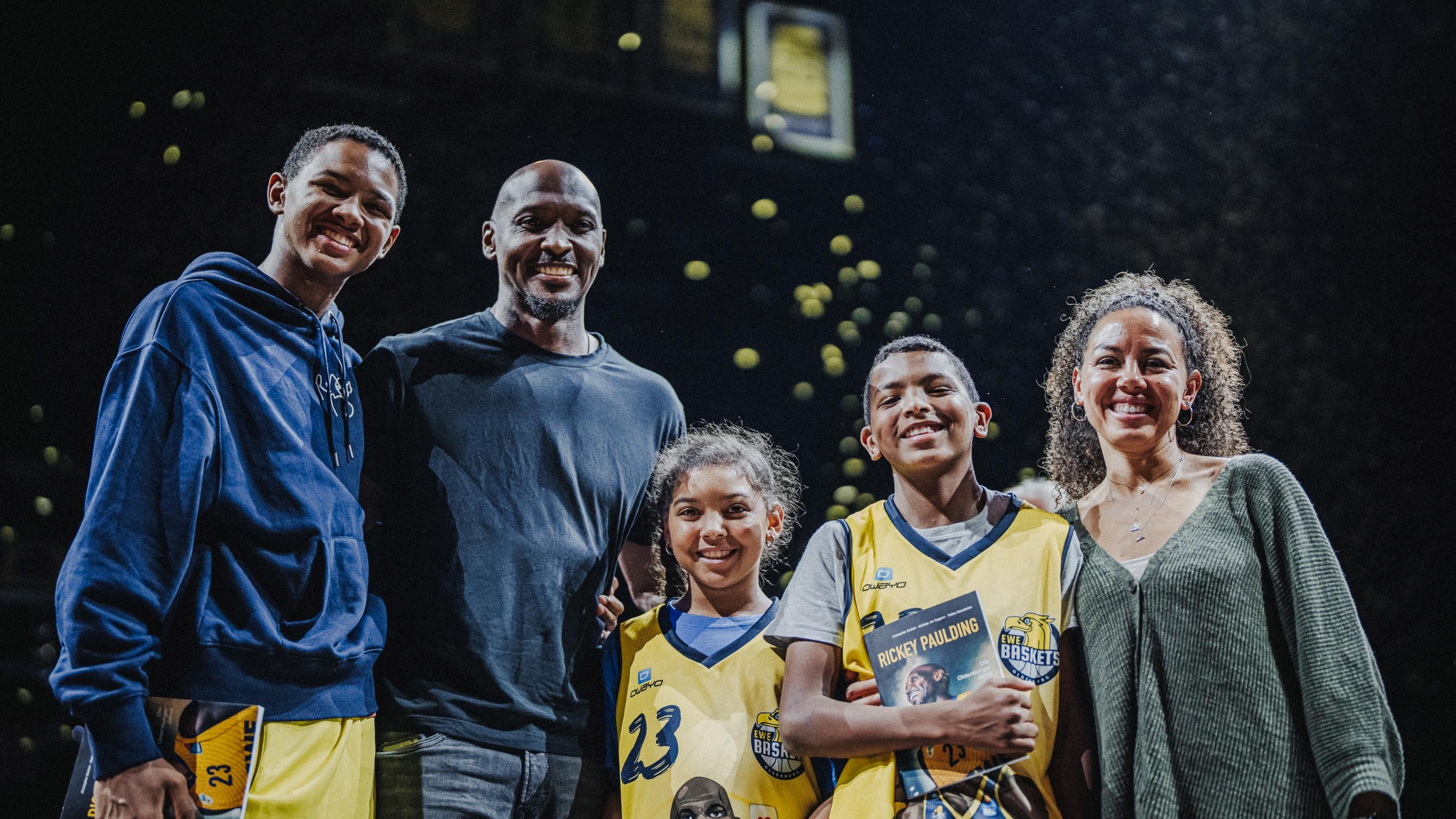 Mehr geht nicht! Das dachten sich wohl die meisten Basketball-Fans nach den letzten beiden Spieltagen der EWE Baskets Oldenburg in der easyCredit Basketball Bundesliga. Dank des vorzeitig sichergestellten Klassenerhalts konnten sich die Anhänger ganz und gar auf die Verneigung vor Rickey Paulding konzentrieren, der sich mit einem Heimsieg gegen Würzburg, einem Auswärtserfolg in Ludwigsburg und ganz vielen Emotionen von der sportlichen Bühne verabschiedete.