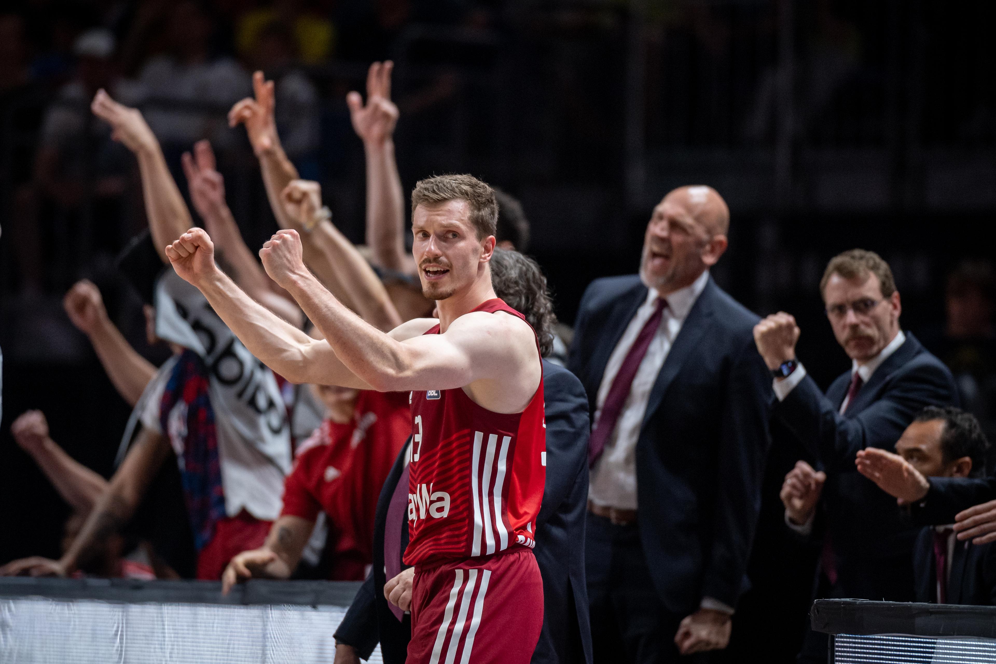 Was für eine Antwort vom FC Bayern München. Ohne vier Stammspieler erkämpfen sie sich ein viertes Spiel und damit ein zweites Finalspiel in eigener Halle. Nichts ist es also mit dritten Sweep in Serie für Berlin. Die Albatrosse geraten zuhause unter die Räder und kassieren nach zuletzt 19 Siegen eine Niederlage, mit historischem Ausmaß.
