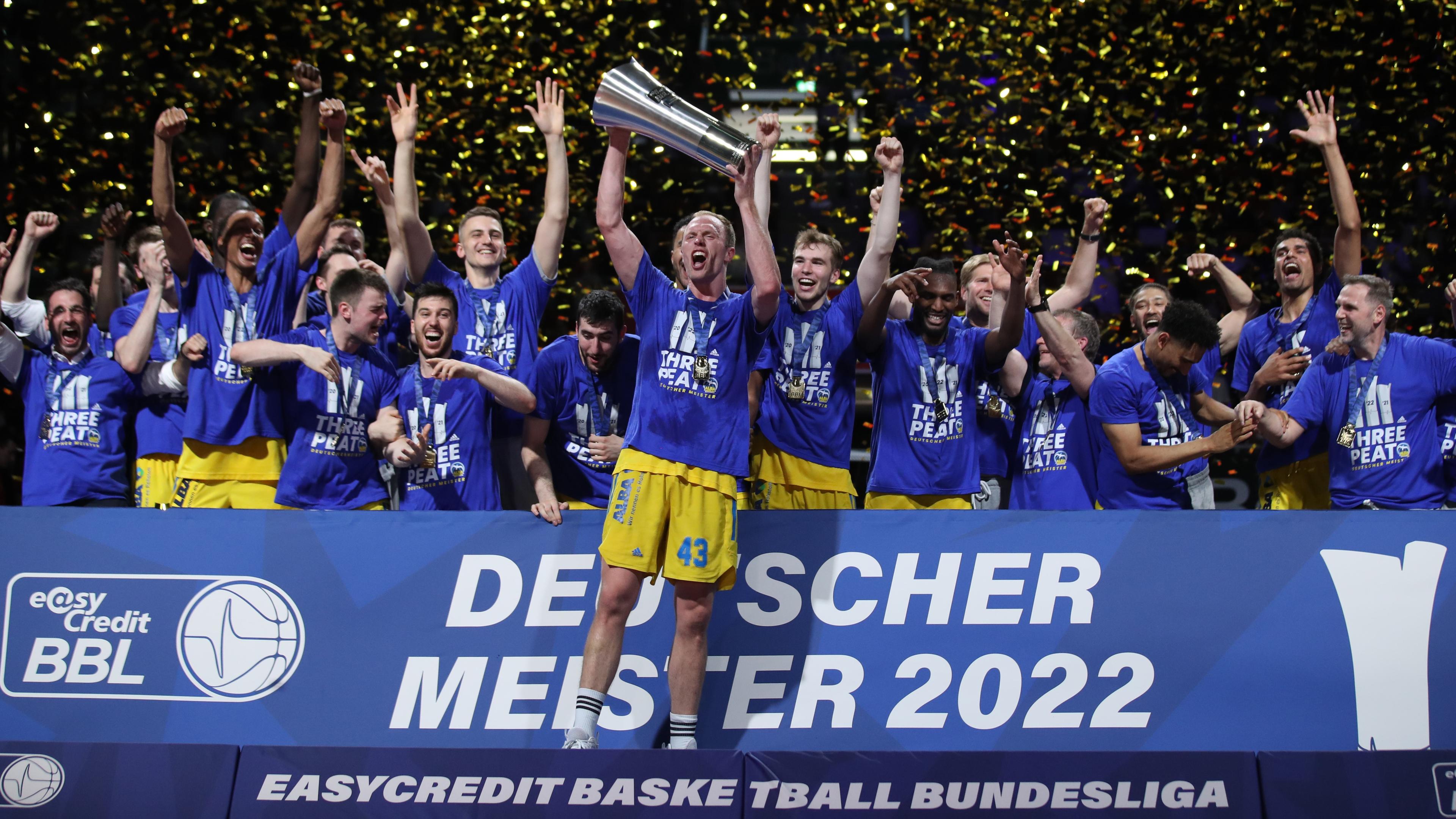 And just like that the 2021-22 season is over as ALBA BERLIN downed FC Bayern Munich 3-1 in the easyCredit BBL Finals to finish a three-peat and claim their 11th league crown. Johannes Thiemann was named Finals MVP and the team celebrated all night. There was plenty of off-court news of late with the the biggest being Geert Hammink getting hired as FRAPORT SKYLINERS new head coach while Jaka Lakovic is leaving ratiopharm ulm to coach in Spain.