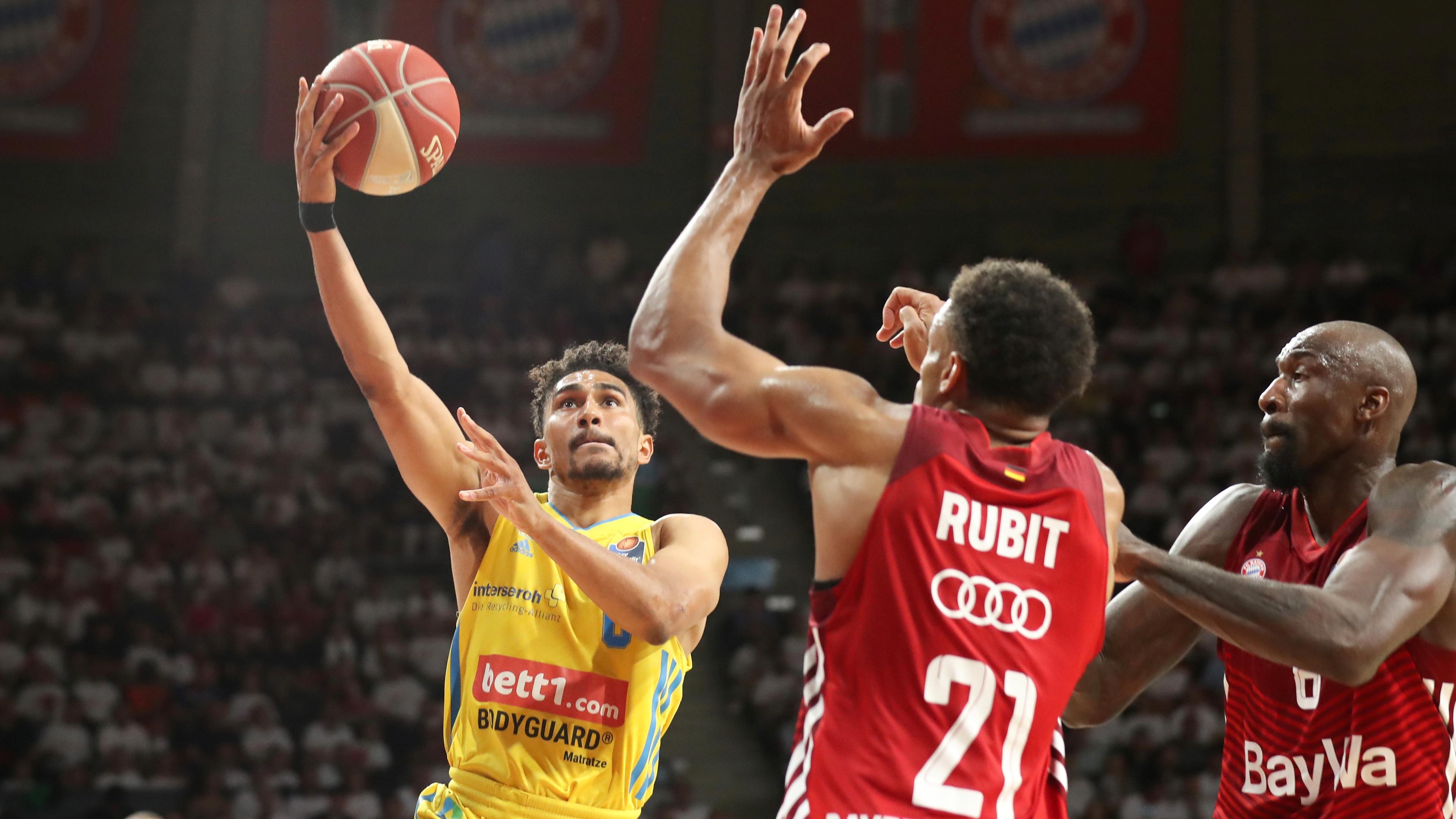 Titelverteidiger ALBA BERLIN macht einen großen Schritt in Richtung Meisterschaft. Im zweiten Spiel der Finalserie setzen sich die Schützlinge von Trainer Israel Gonzales mit 71:58 beim FC Bayern München durch. Schon am Freitag kann die Entscheidung fallen.