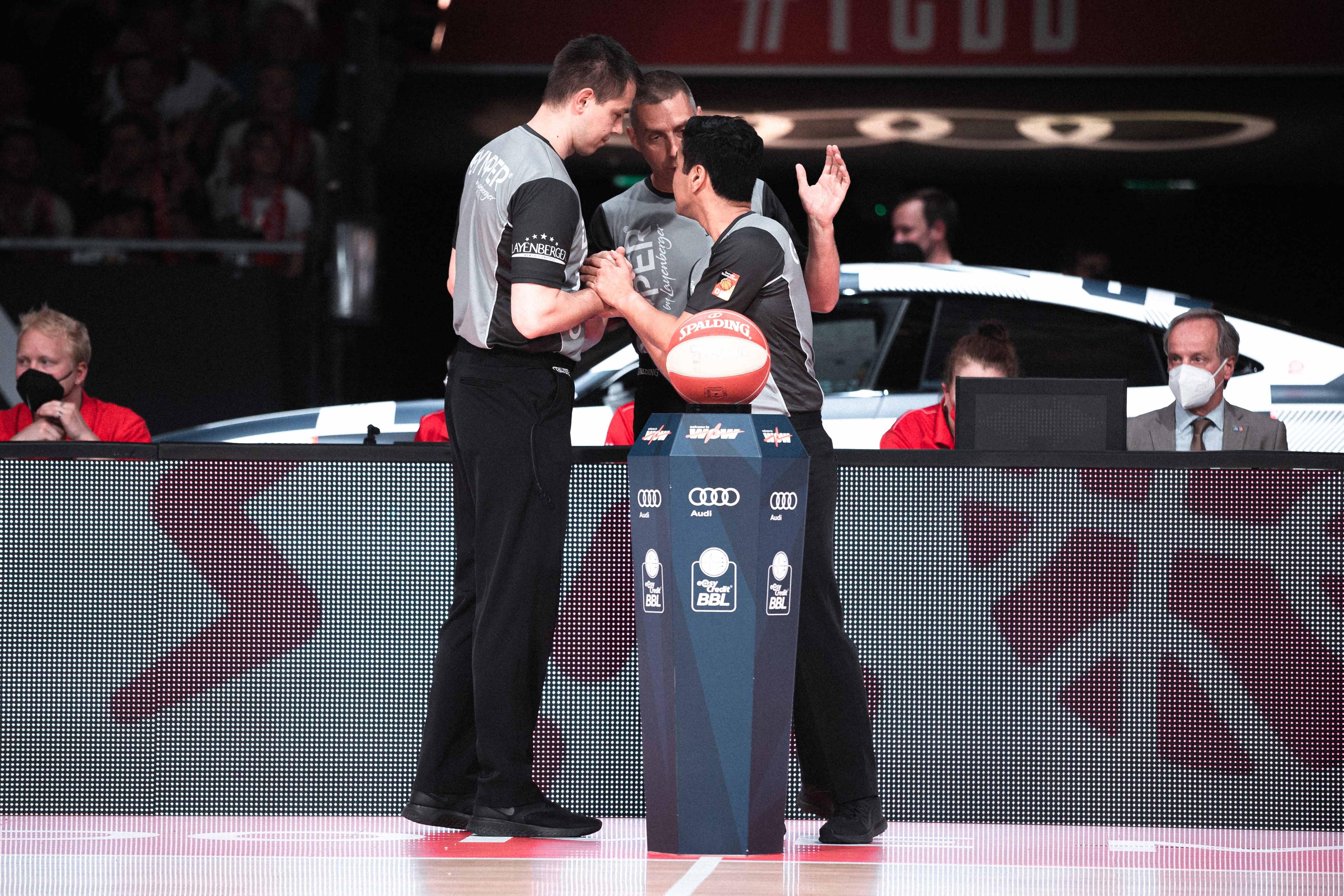 In der Crunchtime des vierten Halbfinales zwischen München und Bonn verteidigt Parker Jackson-Cartwright den Drive von Nick Weiler-Babb, erwischt den Ball, aber eben auch das Trikot des Gegners, was die Schiedsrichter nach Ansicht der Videobilder als unsportliches Foul werten. Schiedsrichter-Ausbilder Winfried Gintschel erklärt, warum er in dieser schwierigen Situation Interpretationsspielraum vom unsportlichen Foul bis zum Sprungball sieht.