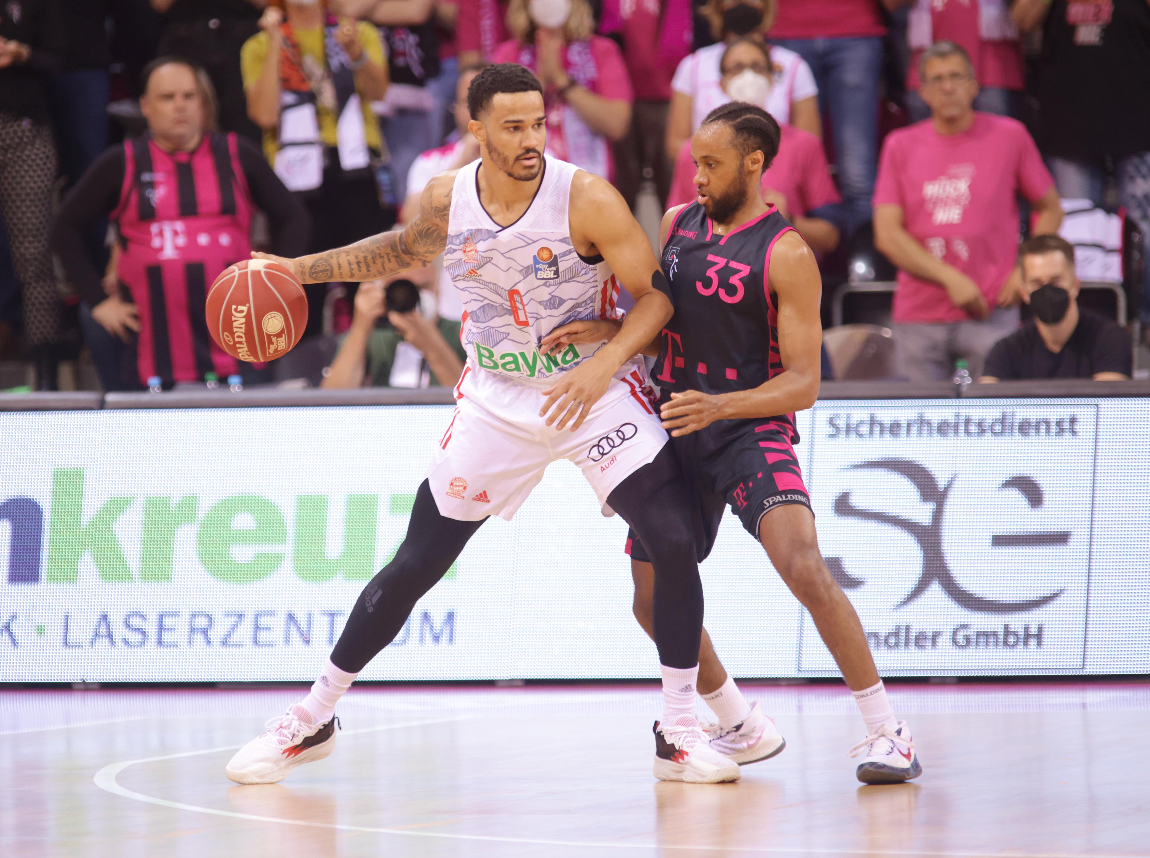 Der FC Bayern München setzt sich im entscheidenden fünften Spiel der Halbfinalserie vor 6.000 Zuschauern in Bonn mit 87:74 durch. Die Gäste sind nach der Pause die spielbestimmende Mannschaft, wodurch sich auch im fünften Spiel die Serie der Auswärtssiege fortsetzt. Im Endspiel wartet mit ALBA BERLIN der Finalgegner der vergangenen Saison, damals unterlag das Team von Cheftrainer Andrea Trinchieri mit 1:3.