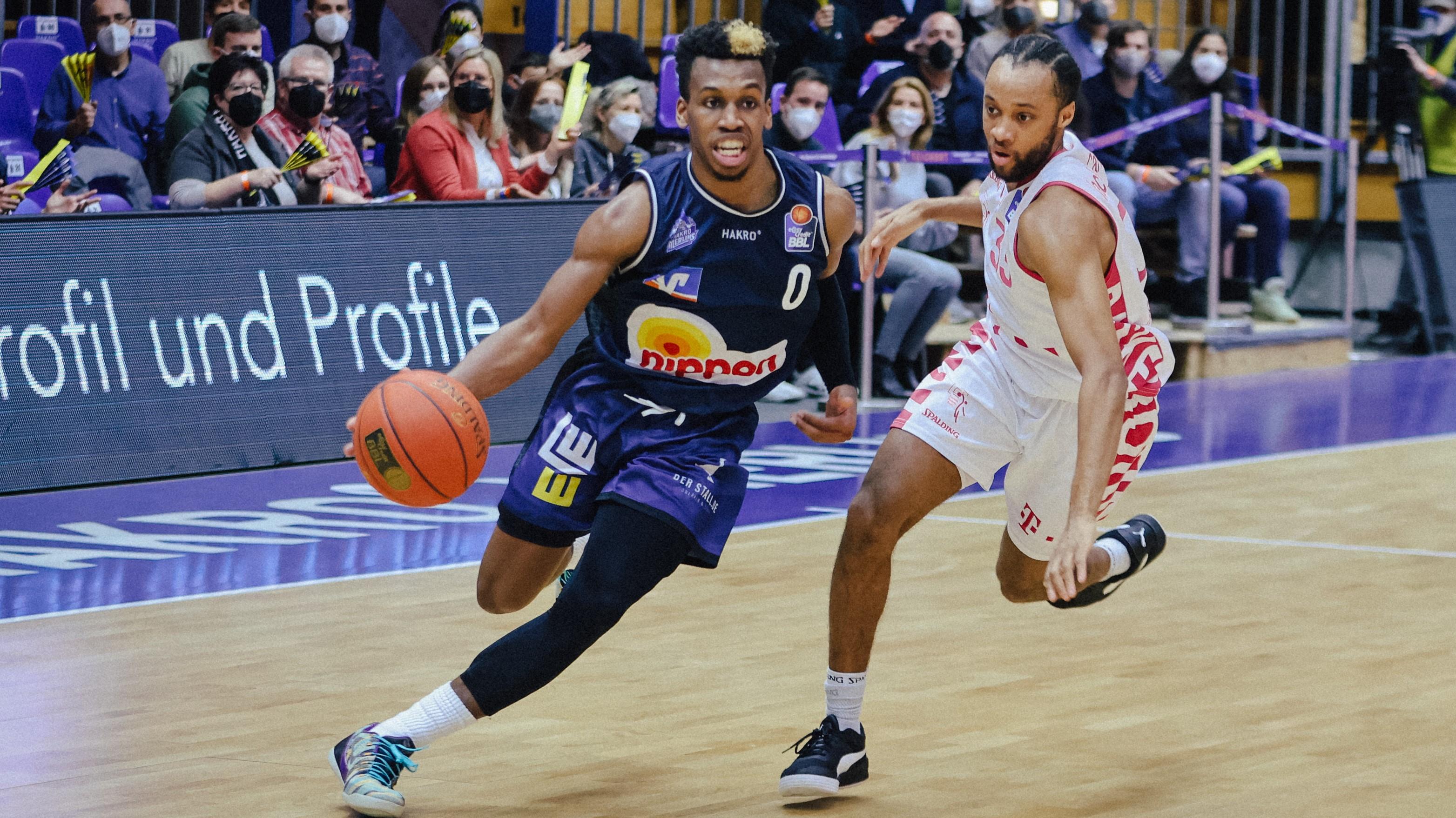 Die Telekom Baskets Bonn haben ihren Aufbauspieler für die kommende Spielzeit 2022/23 gefunden. Der 24-jährige TJ Shorts II wechselt von den HAKRO Merlins Crailsheim auf den #HEARTBERG und tritt die Nachfolge von Liga-MVP Parker Jackson-Cartwright (26) an. Damit bleibt Bonns Headcoach Tuomas Iisalo seiner langjährigen Linie treu, seine Spielidee mit einem überdurchschnittlich wendigen und schnellen, wenngleich kleinen Aufbauspieler umzusetzen. Shorts war in 2021/22 zum besten Offensivspieler der Saison gewählt worden.