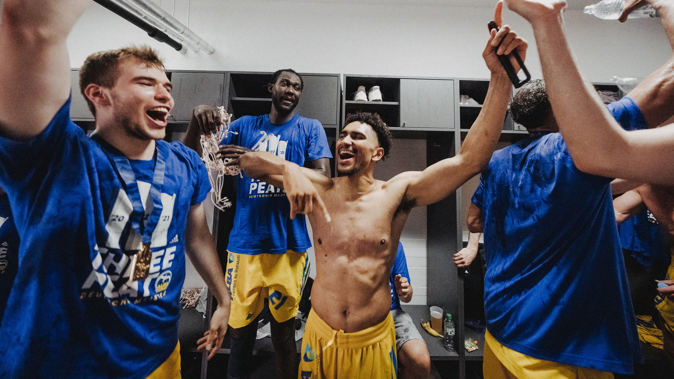Hier kommt alles wirklich Wichtige zur Feier um die elfte Meisterschaft von ALBA BERLIN: Posts, Bilder, Videos und Artikel von unseren Profis, den Medien und den Fans.