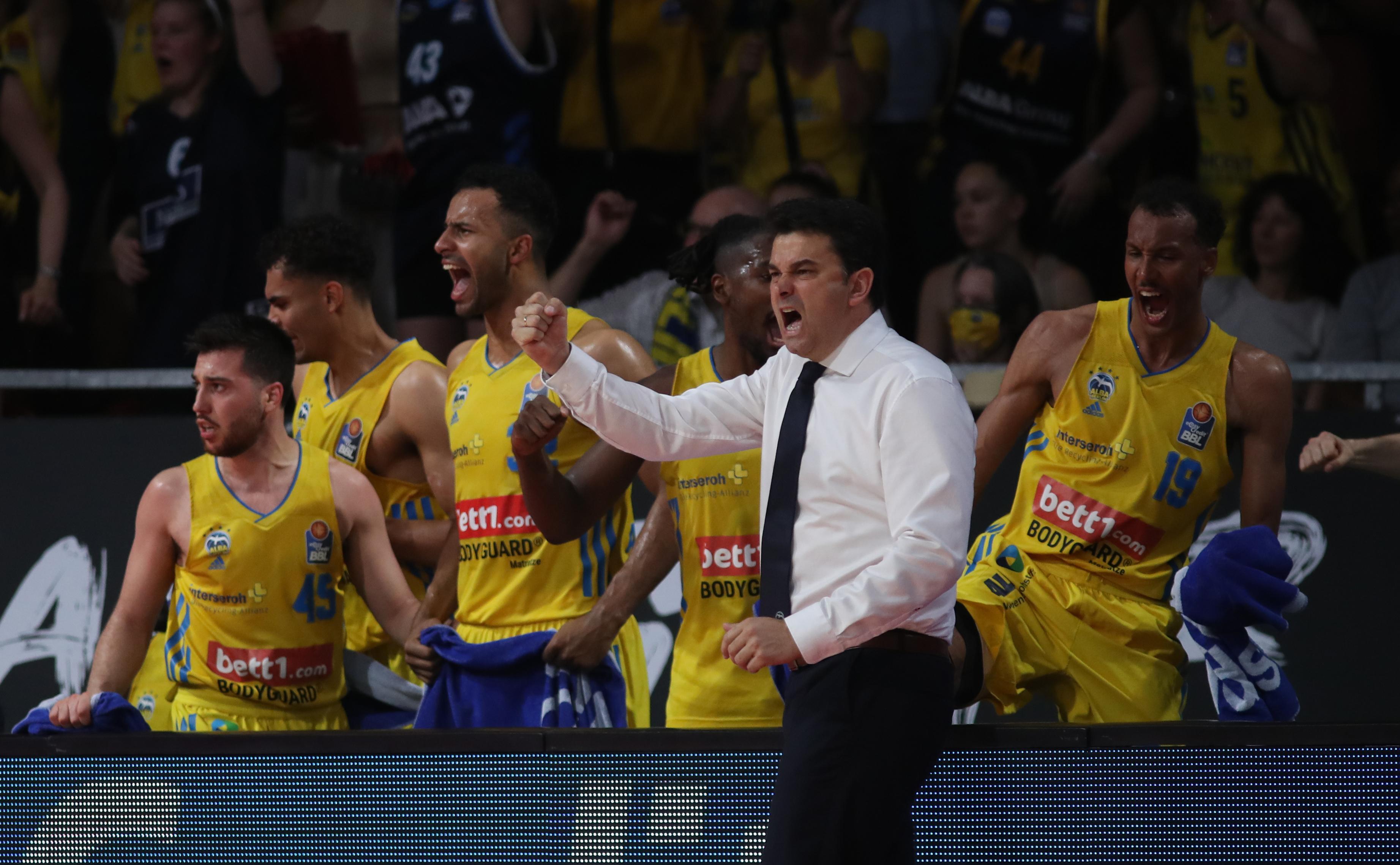 Deutscher Meister, Pokalsieger und die erfolgreichste Euroleague-Saison in der Vereinsgeschichte: Für Israel González war es ein großartiges erstes Jahr als Headcoach. Diese ergiebige Zusammenarbeit soll sich auch in Zukunft fortsetzen und wird mit einem neuen Vertrag besiegelt: Israel González bleibt bis 2025 der Cheftrainer von ALBAs Herrenteam.