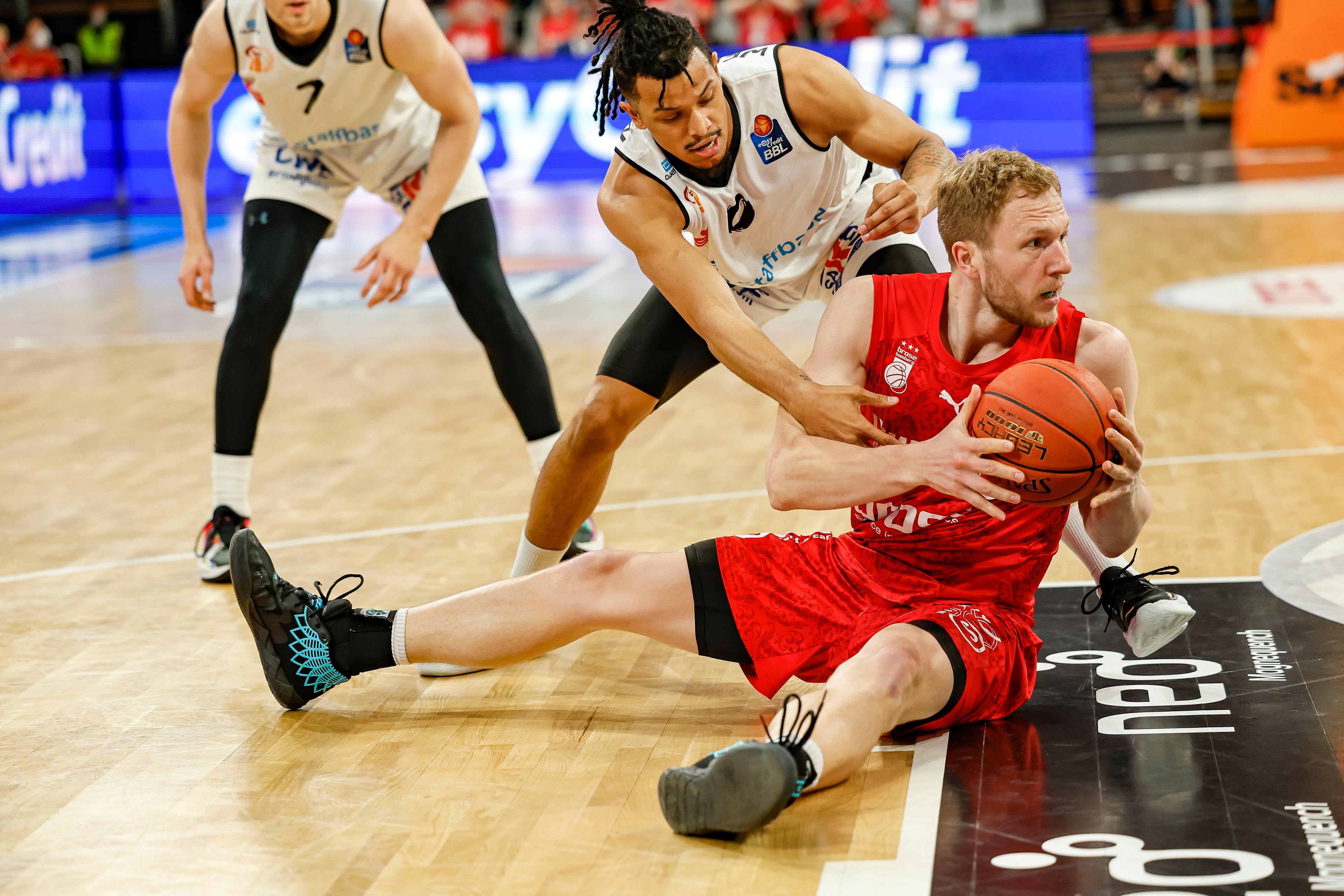 Am Freitag gehen die vier Qualifikationsturniere um die letzten vier in der Basketball Champions League (BCL) noch freien Startplätze im k.o.-Modus weiter. Nur mit einem Sieg wahren dabei die NINERS Chemnitz (in Skopje) und Brose Bamberg (in Lissabon) ihre Chance auf eine Teilnahme an der BCL-Hauptrunde. Im Fall einer Niederlage starten sie in dieser Saison im weniger lukrativen FIBA Europe Cup.