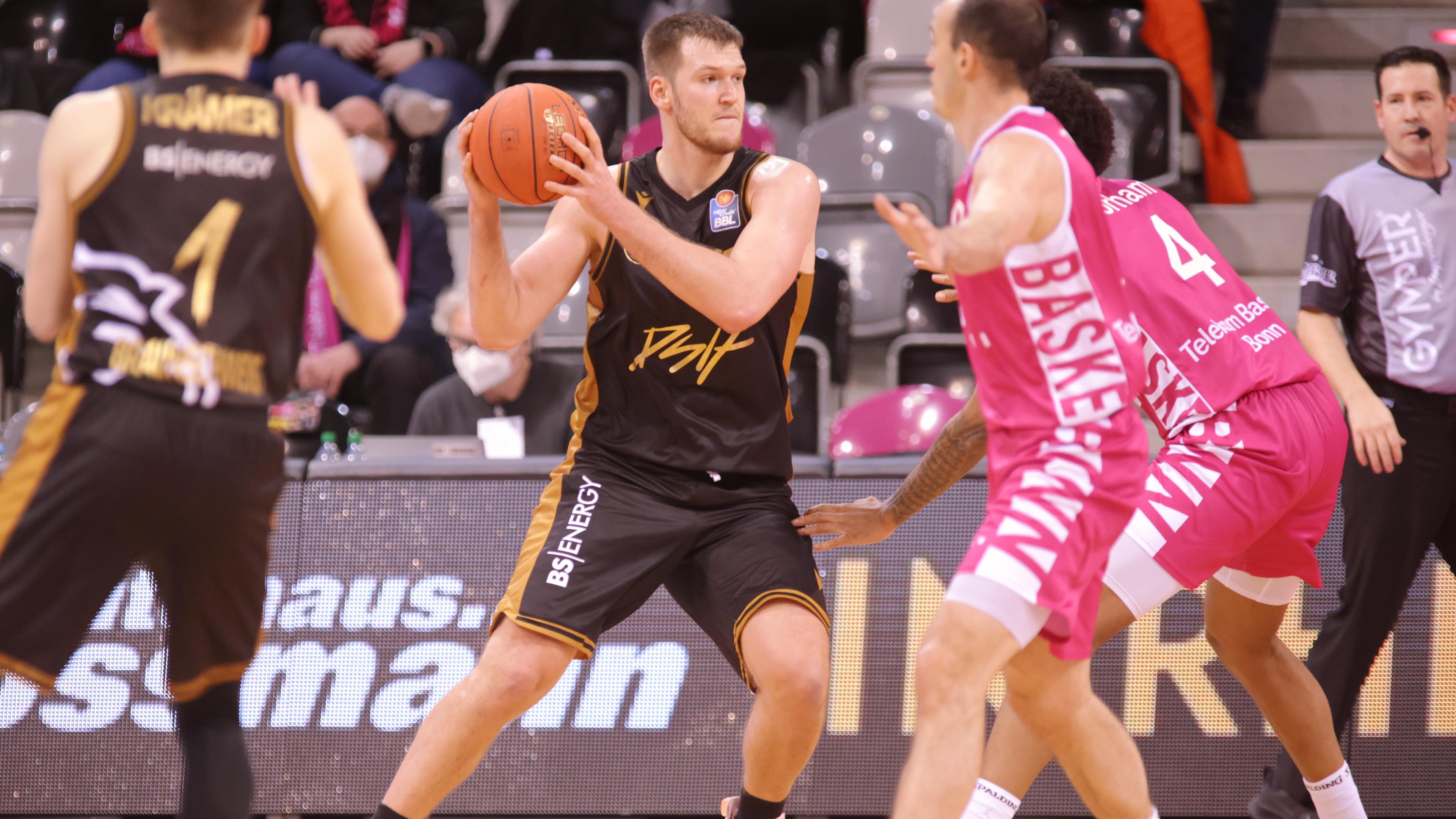 Einen ersten Eindruck von der jüngsten Neuverpflichtung können sich die Anhänger der Würzburg Baskets an diesem Montag ab 17:30 Uhr bei Magenta Sport machen: Dann spielt Martin Peterka mit der tschechischen Nationalmannschaft bei der Basketball-Europameisterschaft in Prag gegen die Niederlande. Der 2,05 Meter große Power Forward mit dem starken Wurf komplettiert den Würzburger Kader für die eayCredit BBL-Saison 2022/2023 und hat einen Vertrag bis Saisonende unterzeichnet. In den vergangenen beiden Spielzeiten war der 27 Jahre alte Tscheche im Trikot der Basketball Löwen Braunschweig einer der treffsichersten Dreierwerfer der Liga.