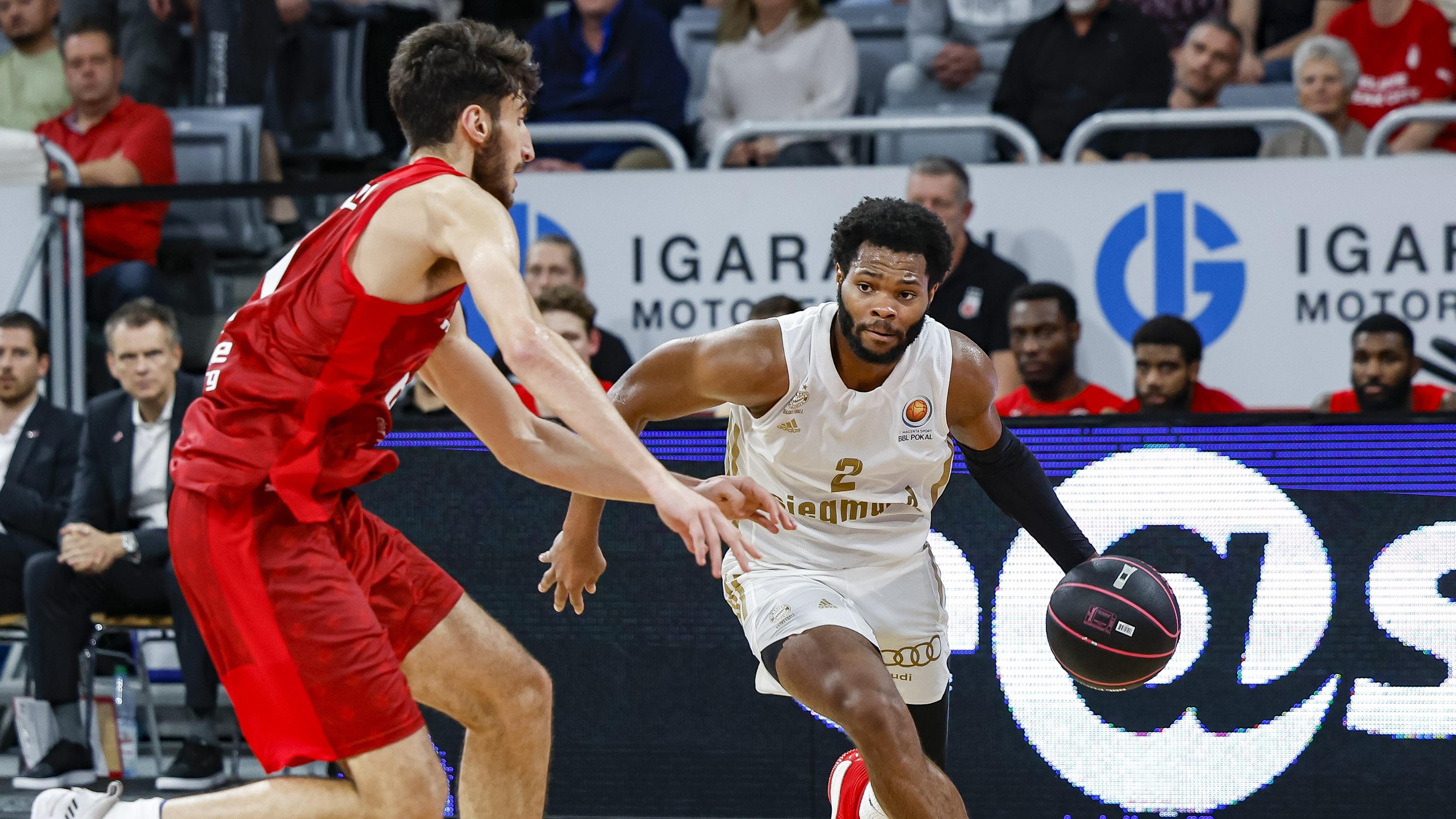 Der FC Bayern Basketball steht dank eines souveränen 85:68 -Erfolgs bei Brose Bamberg im Viertelfinale des MagentaSport BBL Pokals. Die Münchner zeigen dabei eine hochkonzentrierte Leistung, gewinnen jedes der vier Viertel und starten standesgemäß in eine Wahnsinns-Woche in der EuroLeague. Bamberg hingegen wartet auf nationalem Parkett weiter auf den ersten Pflichtspiel-Sieg der Saison.