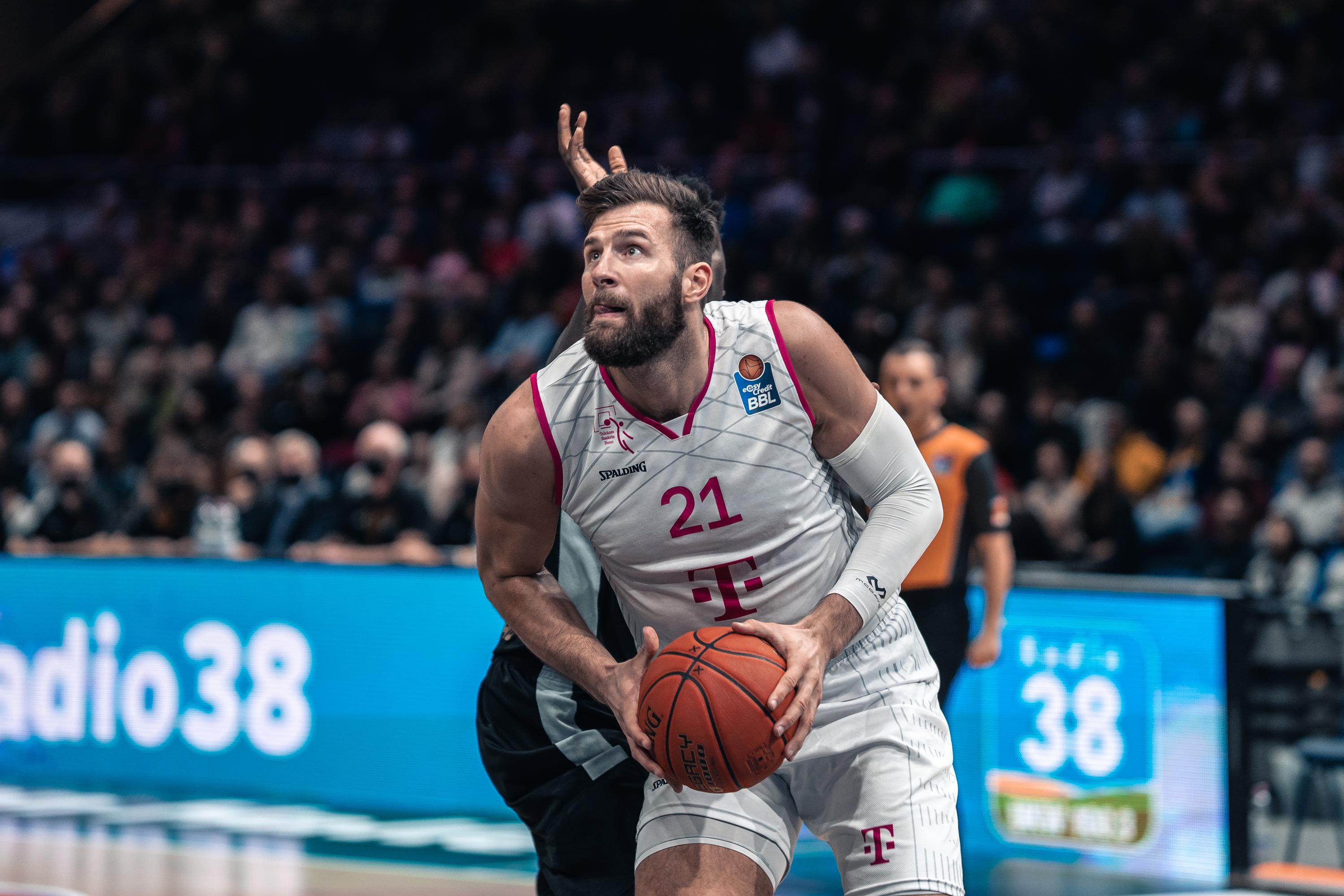 Telekom Baskets Bonn bounced back from their disappointing MagentaSport BBL German Cup loss to ALBA BERLIN with a hard-fought 79-72 win at Basketball Löwen Braunschweig. Leon Kratzer led the way with 24 points for Bonn, who remain undefeated in the league at 3-0. Braunschweig still have not won at 0-4 despite 20 points from David Krämer.