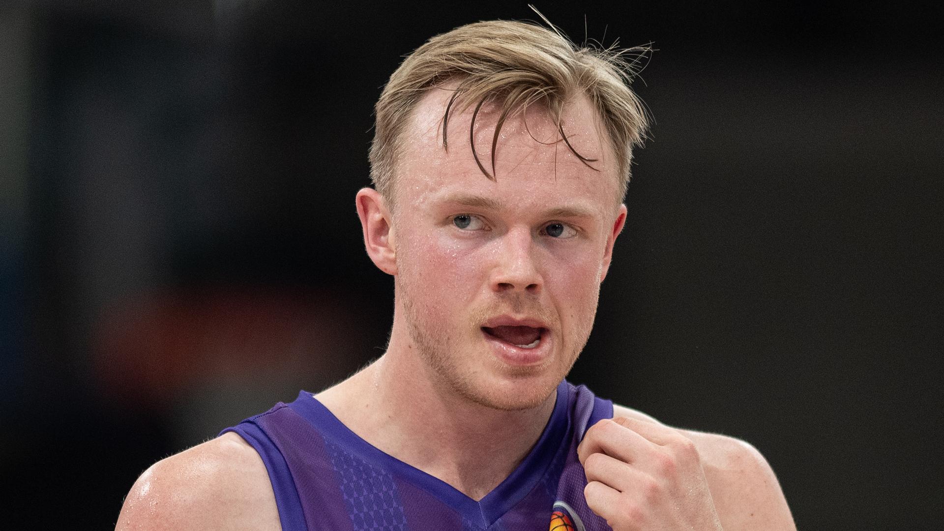 Die BG Göttingen hat es schon wieder getan: Wie schon im regulären Ligabetrieb (93:84) setzen sich die Niedersachsen gegen ratiopharm ulm durch - mit dem Unterschied, dass sie diesmal dafür das Ticket zum Viertelfinale des MAGENTA SPORT BBL POKAL erhalten. Obwohl die Schwaben lange die Nase vorn haben, schieben die „Veilchen“ sich auf der Zielgeraden vorbei, was sie vor allem Harald Frey zu verdanken haben. Der Norweger markiert in der Crunchtime für seine Farben elf Zähler hintereinander und legt damit die Basis für das erfolgreiche Comeback.