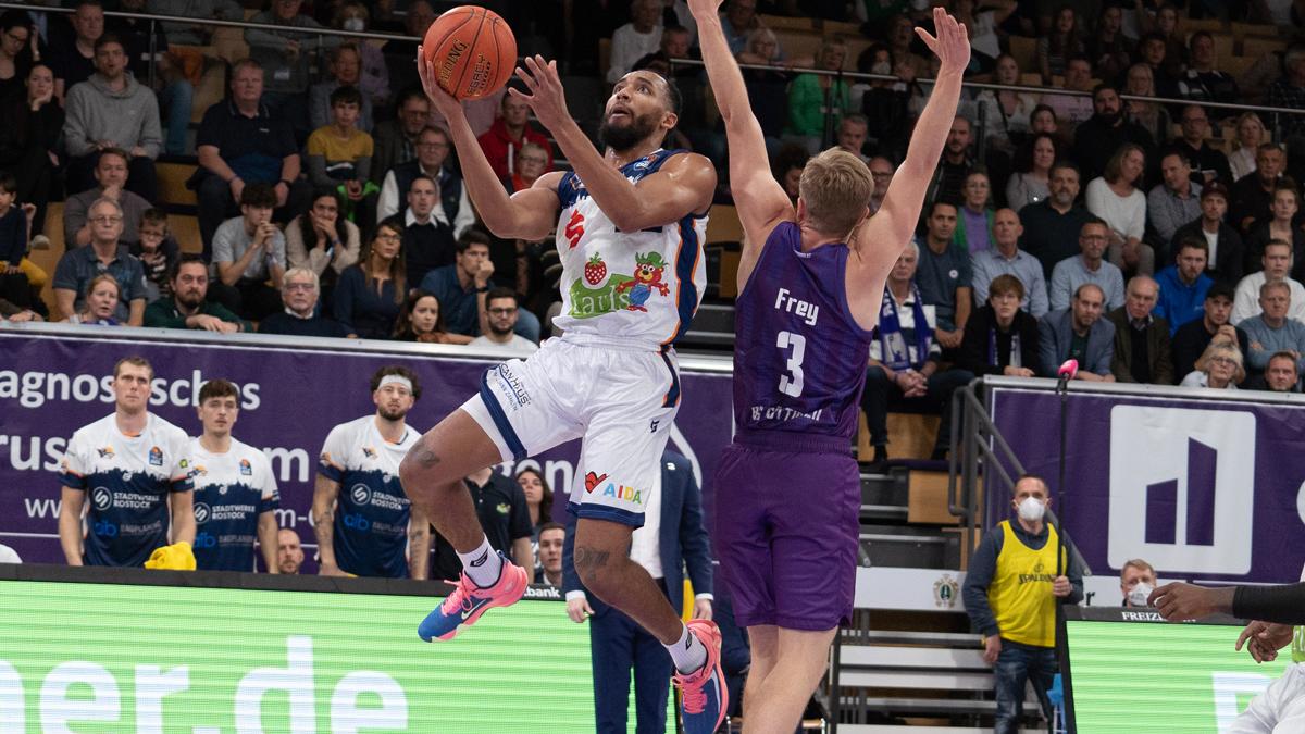 Die BG Göttingen und die ROSTOCK SEAWOLVES sind ungeschlagen in das Duell der Überraschungsteams gegangen. Die weiße Weste wahrt nur der Aufsteiger: Die Rostocker entführen einen 95:92-Erfolg aus Göttingen, weil sie erneut einen Rückstand in der zweiten Hälfte aufholen.
