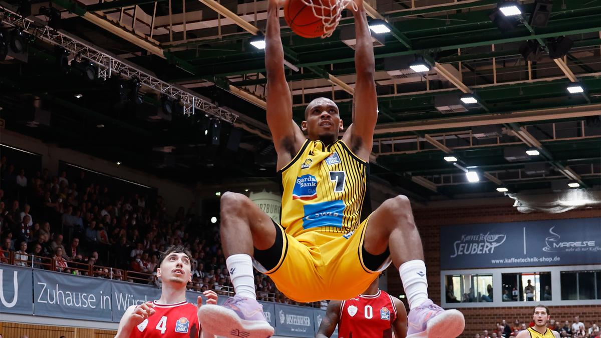 Die MHP RIESEN Ludwigsburg entführten einen 89:86-Auswärtserfolg von den Würzburg Baskets. Damit gewinnen die Schwaben auch ihr drittes Auswärtsspiel im Ligabetrieb. Prentiss Hubb erzielt die letzten sechs Punkte der Gäste.