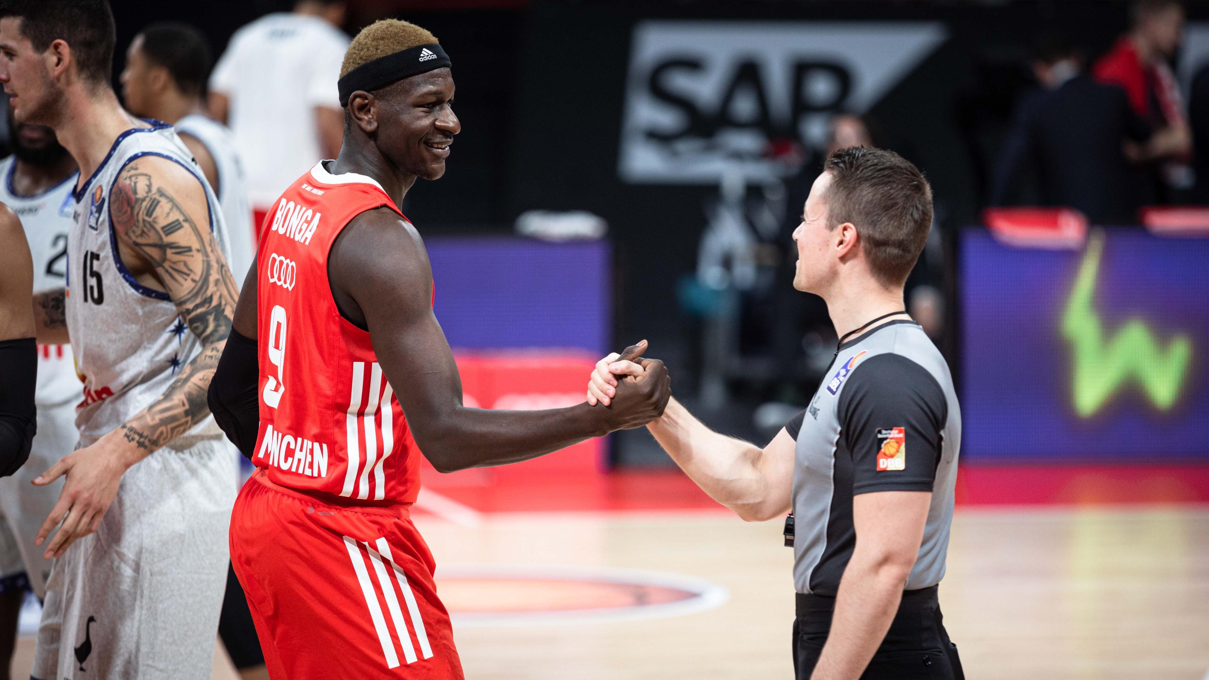 The week’s most anticipated showdown was the final game of the weekend but reigning champions ALBA BERLIN rolled to a comfortable win over league debutants ROSTOCK SEAWOLVES, who also had been undefeated coming into the game. This week also featured the domestic season debuts of Elias Harris and Isaac Bonga for FC Bayern Munich while Brose Bamberg remained the only team without a victory after ratiopharm ulm, Basketball Löwen Braunschweig and NINERS Chemnitz all celebrated their first win.