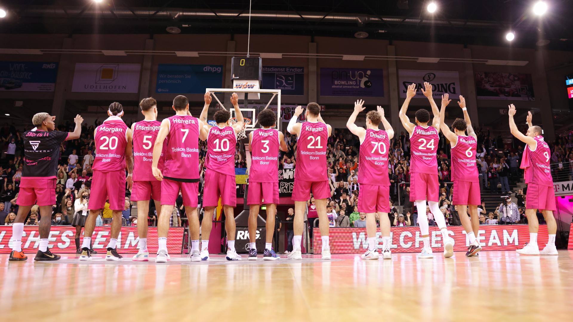 Die Telekom Baskets Bonn sind und bleiben in der easyCredit BBL ungeschlagen. Beim Bruder-Duell zwischen Tuomas Iisalo und dessen jüngeren Bruder Joonas sowie dessen MLP Academics Heidelberg profitieren die Magentafarbenen von einem Blitzstart und überrennen die Gäste mit 98:65. Bei den „Akademikern“ verhindert der nicht fallen wollende Dreier (9/37) jegliche Hoffnungen auf ein Comeback, während die Baskets-Fans die Rückkehr von Michael Kessens nach überstandener Handverletzung in den aktiven Kader feiern.