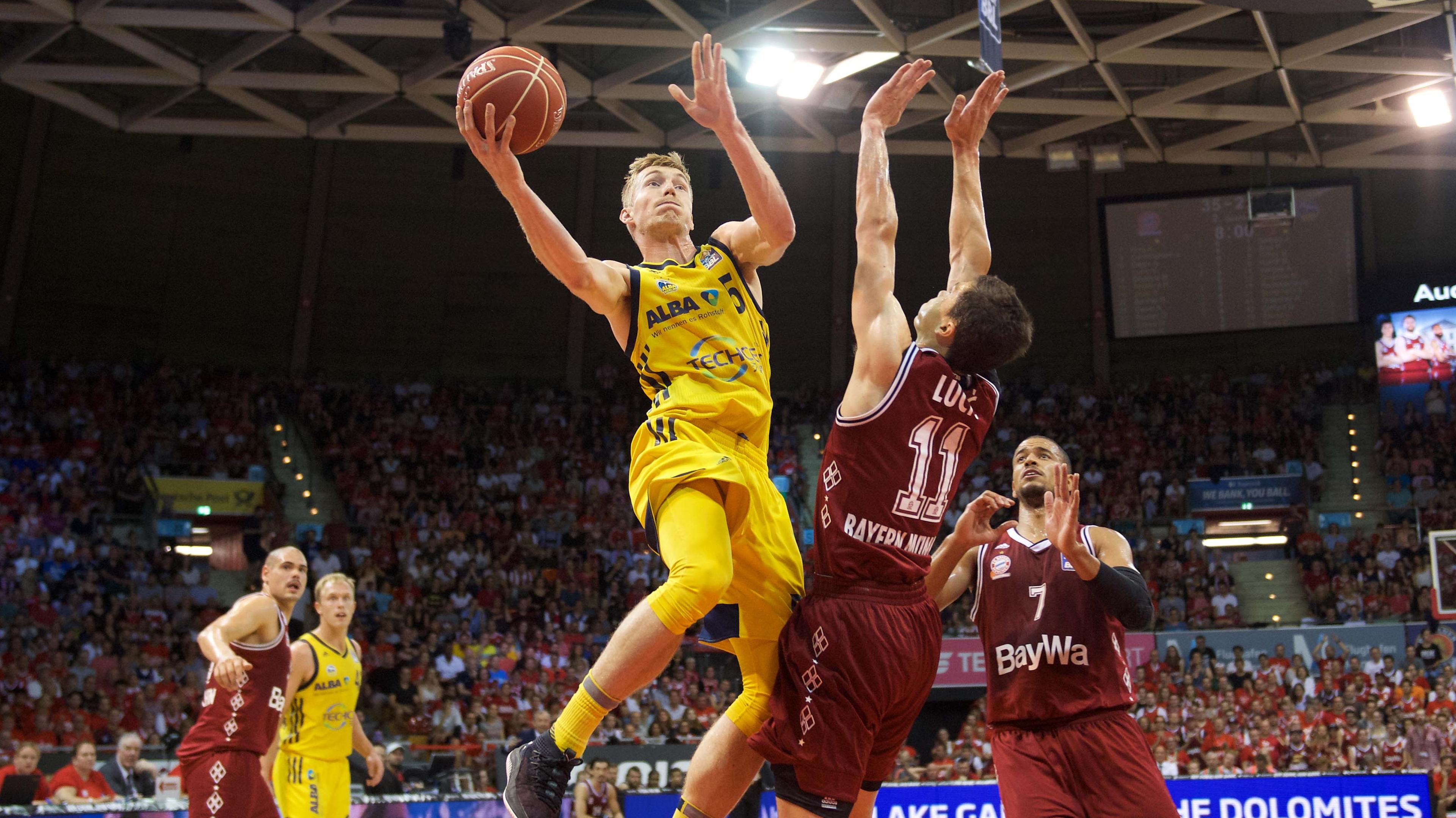 Der gebürtige Berliner Niels Giffey wurde bei den Albatrossen ausgebildet, wurde mit dem Klub 2009 NBBL-Champion und gewann mit dem Profiteam als Kapitän 2020 und 2021 zwei Meisterschaften sowie zwei Mal den Pokal (2015 und 2020). Giffey ist ALBA BERLIN! Nun hat er für drei Jahre beim größten Rivalen unterschrieben, dem FC Bayern München – und alle warten auf das morgige Euroleague-Duell. Wir schauen vorab in die Ligahistorie, welche Wechsel dieser Art zu ihrer Zeit für den meisten Wirbel gesorgt haben.