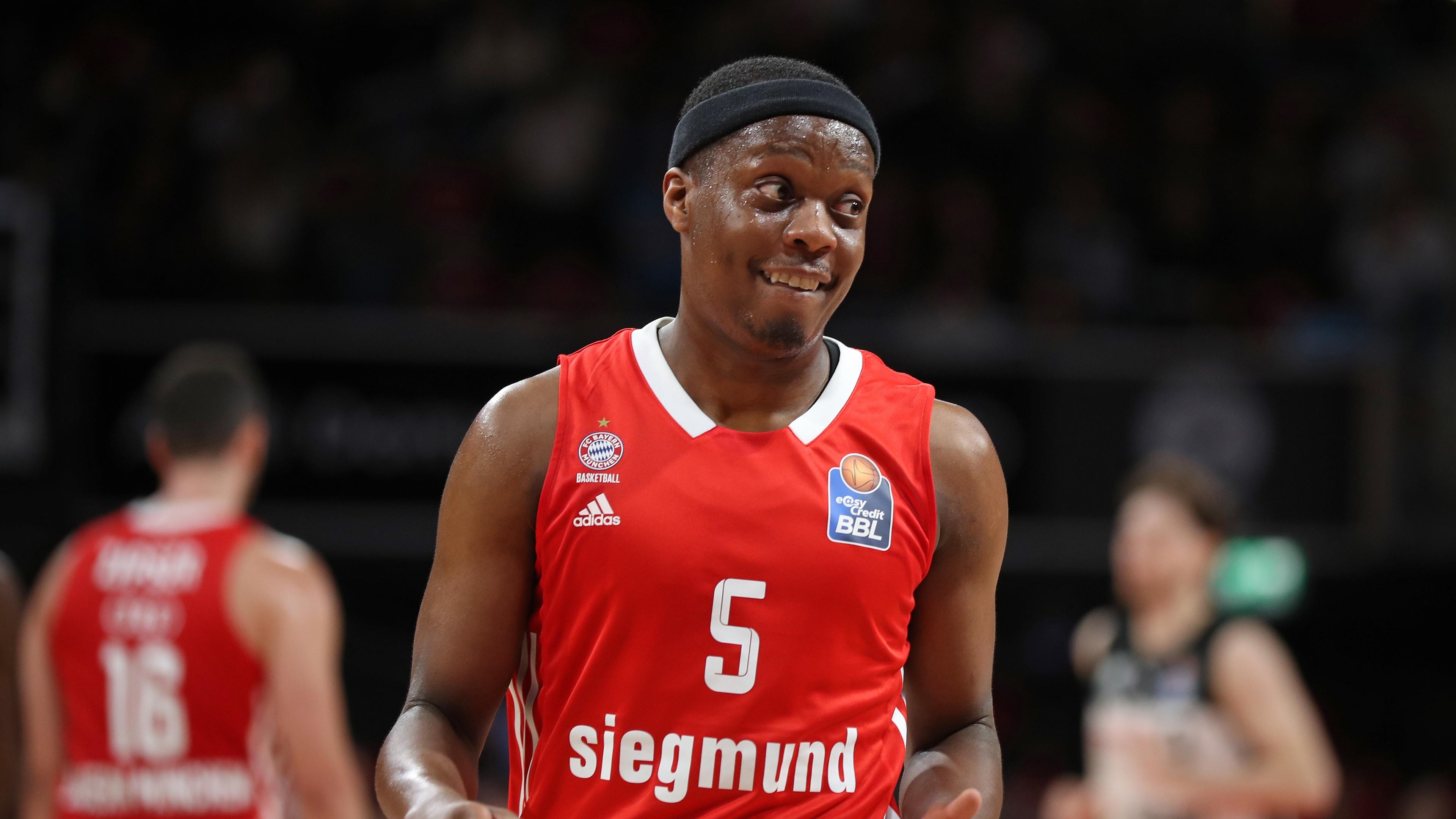 Der FC Bayern Basketball wird seiner Favoritenrolle am sechsten Spieltag gerecht und schlägt medi bayreuth in hemischer Halle mit 81:68. Nach einer fehlerhaften ersten Hälfte drehen die Münchner im zweiten Spielabschnitt vor allem aus der Distanz auf lassen Bayreuth keine Chance.