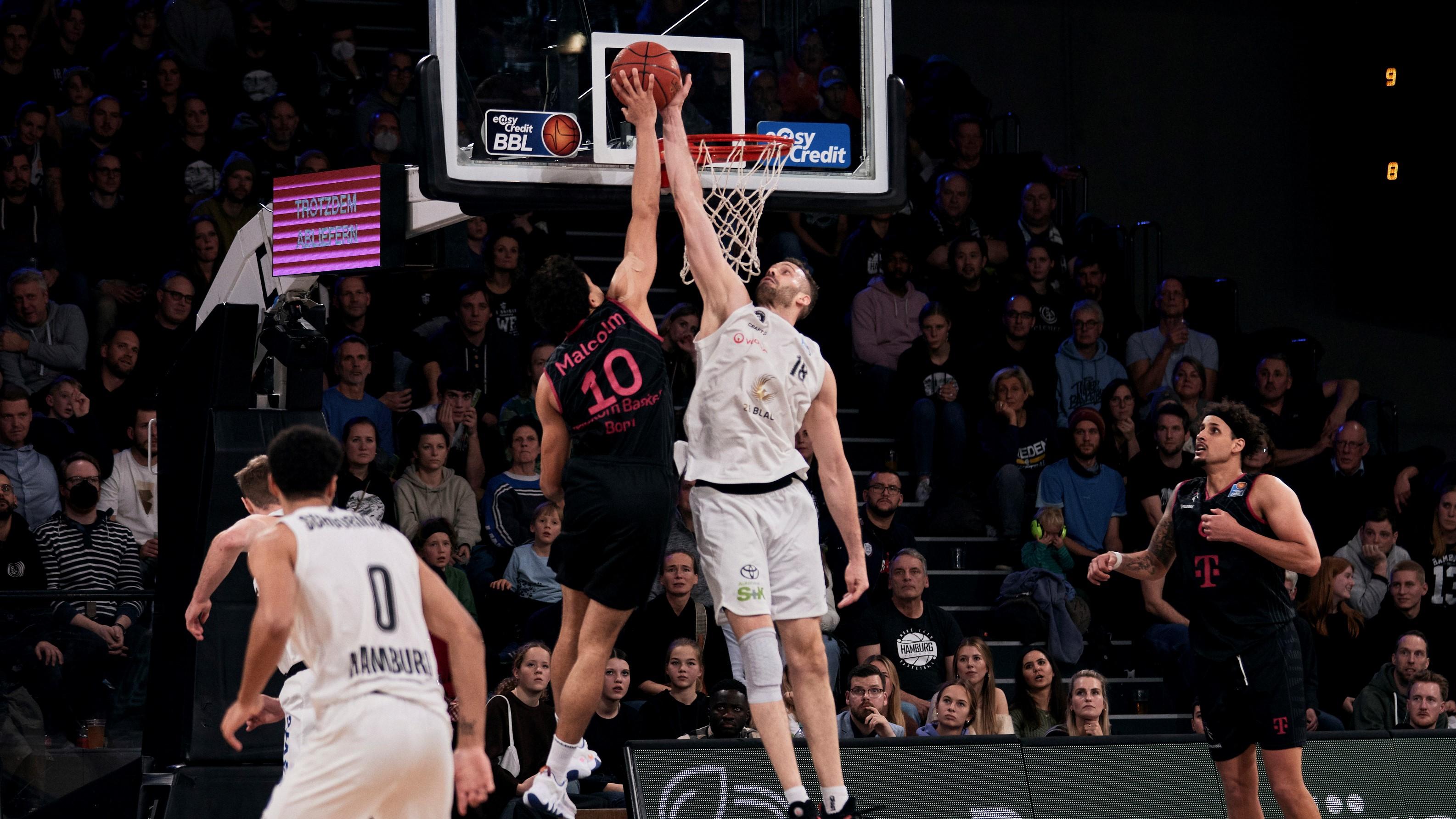 Die Telekom Baskets Bonn (6:0) bleiben makellos in der easyCredit BBL. Ein Spitzenspiel war das Gastspiel bei den Veolia Towers Hamburg (4:3) allenfalls auf dem Papier. Angeführt, wie sollte es anders sein, von TJ Shorts (24 Punkte) triumphierte der Tabellenführer mit 101:72.