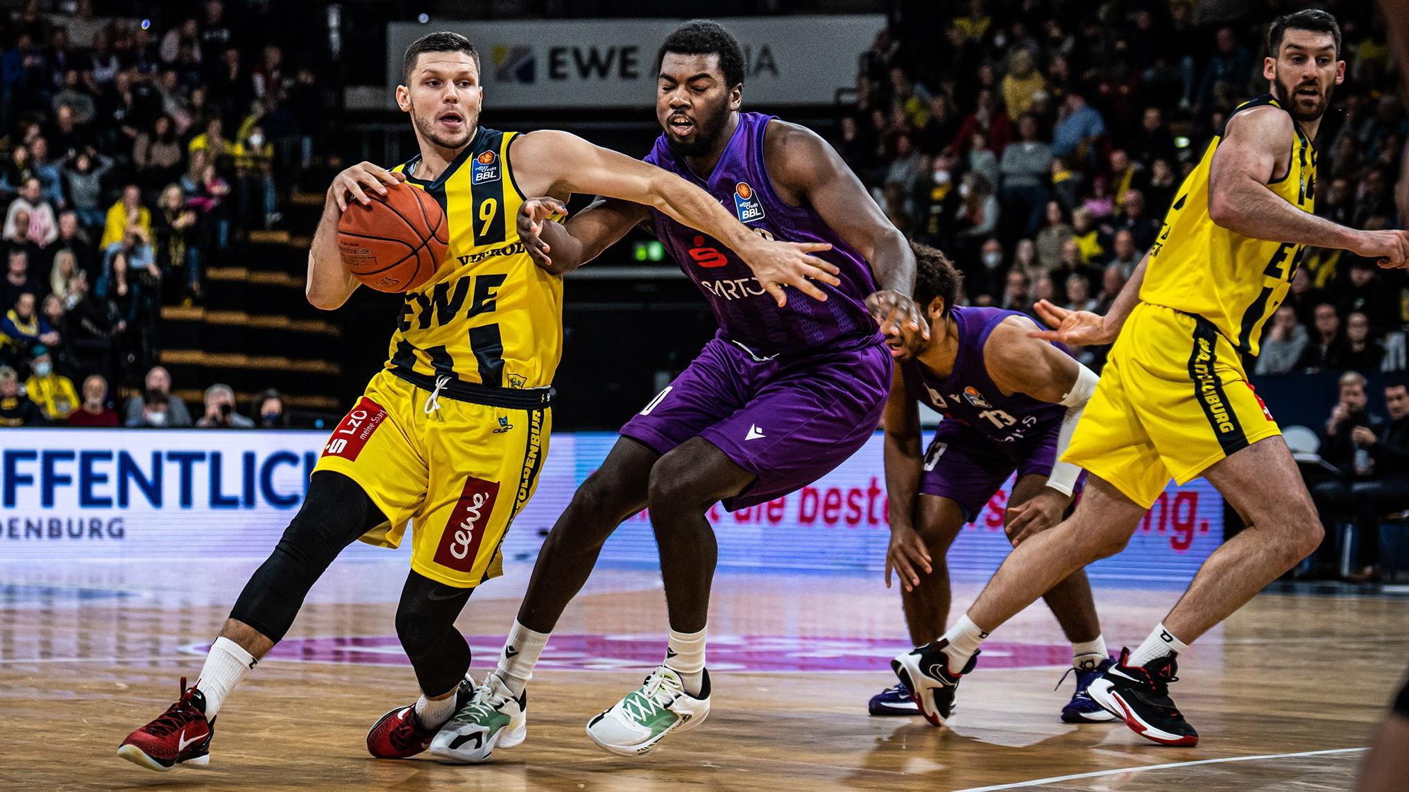 Die EWE Baskets Oldenburg feiern vor ausverkauftem Haus einen Heimsieg gegen die BG Göttingen ein. Beim 93:75 sind sie den Gästen in der zweiten Halbzeit überlegen, nachdem es zur Pause noch unentschieden gestanden hatte.