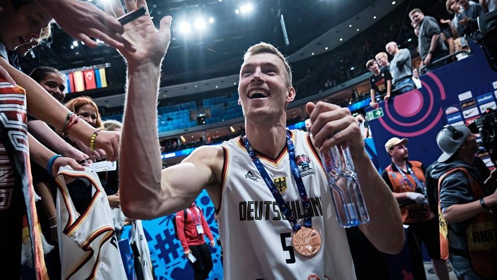 Gut einen Monat nach Saisonbeginn haben die Bayern-Basketballer noch ein Kader-Update vorgenommen: Der deutsche Nationalspieler Niels Giffey, 31, kehrt nach zwei Auslandsstationen in die Bundesliga zurück und bindet sich per Vertrag bis Sommer 2025 langfristig an den EuroLeague-Viertelfinalisten der beiden vergangenen Jahre. Der zwei Meter große Forward hatte seine Heimatstadt Berlin nach der Saison 2020/2021 verlassen und war zu Litauens Aushängeschild Zalgiris Kaunas gewechselt. Zu Beginn dieser Saison spielte er in der starken spanischen ACB für Murcia, dieses Engagement wurde jetzt zugunsten des Schritts nach München vorzeitig beendet.