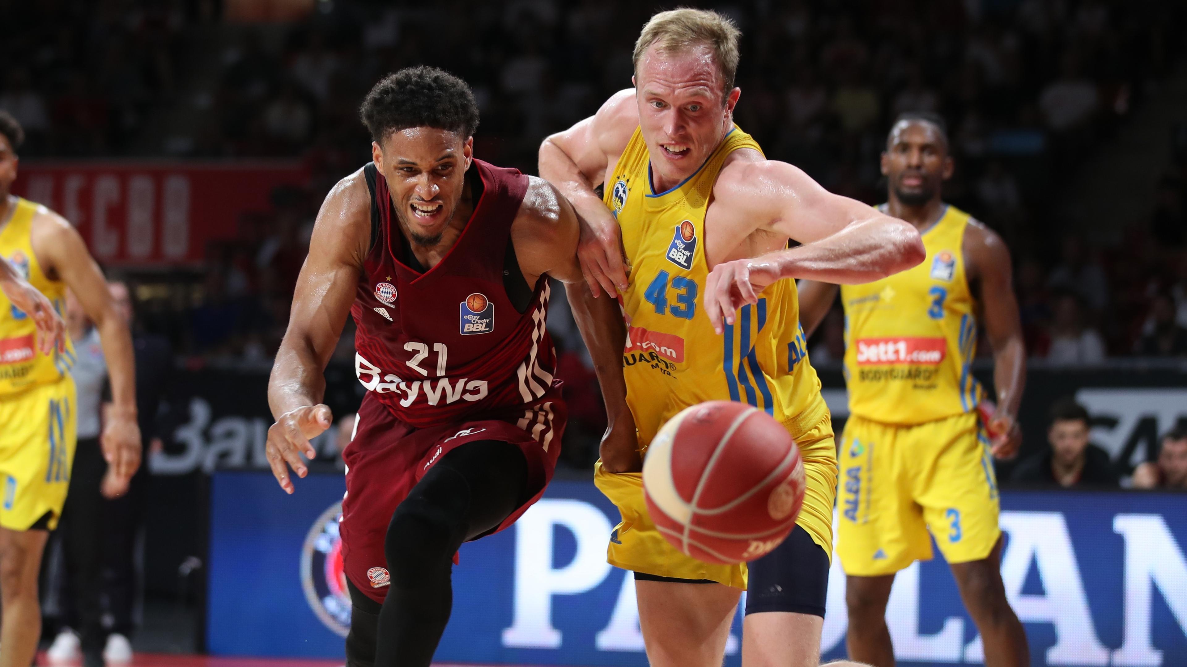 Autor: Horst Schneider
EuroLeague-Fans müssen sich am Donnerstag – so sie nicht live vor Ort im Audi Dome sind – vor den Bildschirmen entscheiden, denn die Bayern spielen fast zeitgleich mit ALBA BERLIN (zu Gast bei Real Madrid) gegen Olympiakos Piräus. Aber man kann die Spiele ja auch zeitversetzt schauen!