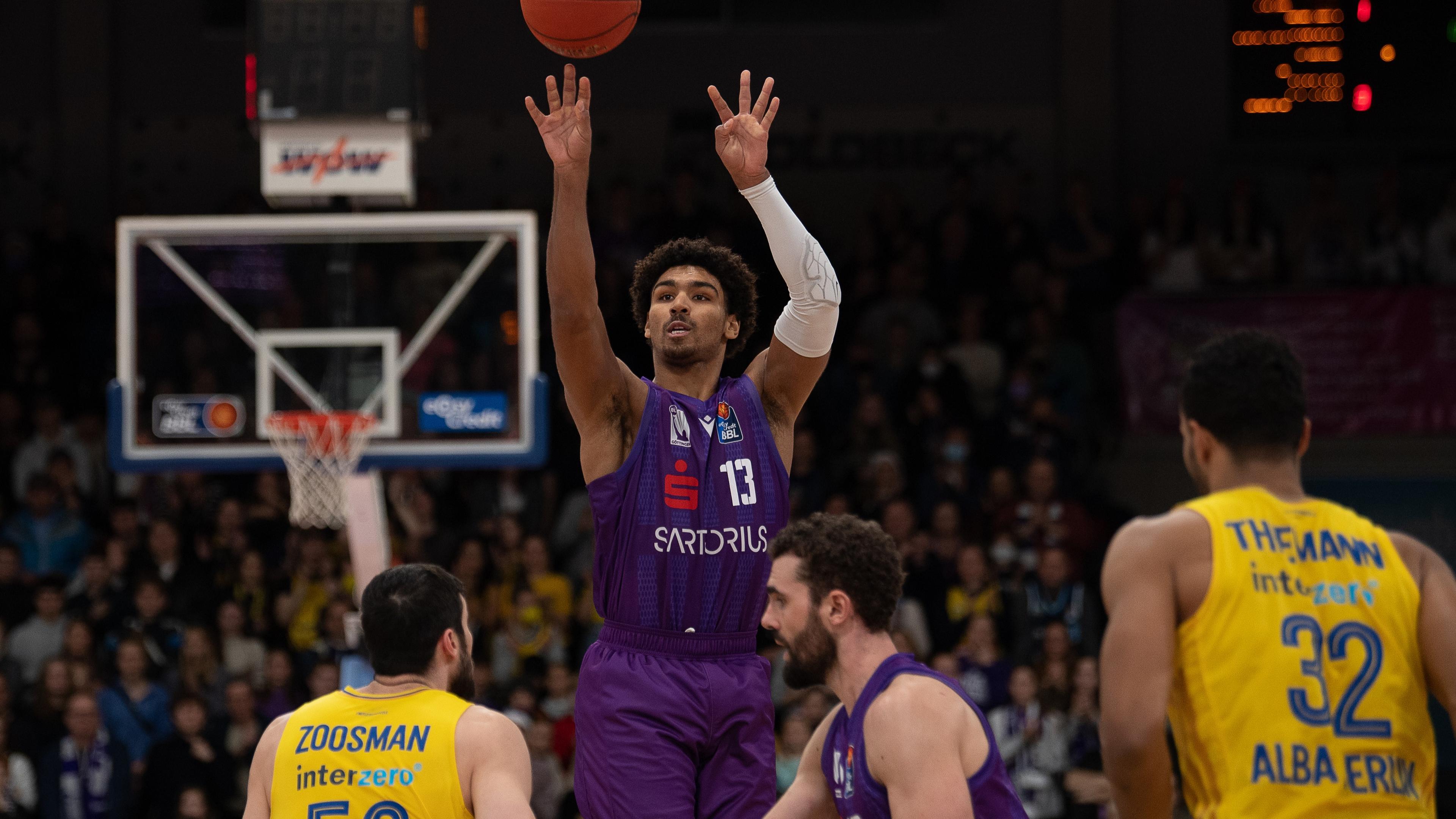 The easyCredit BBL has a new standings leader as FC Bayern Munich took over first place as the biggest beneficiaries of Telekom Baskets Bonn and ALBA BERLIN losing their first games of the season. Bayern have the longest winning streak in the league at four games followed by EWE Baskets Oldenburg with three wins as they stay in the race and Brose Bamberg as they attempt to climb the standings.