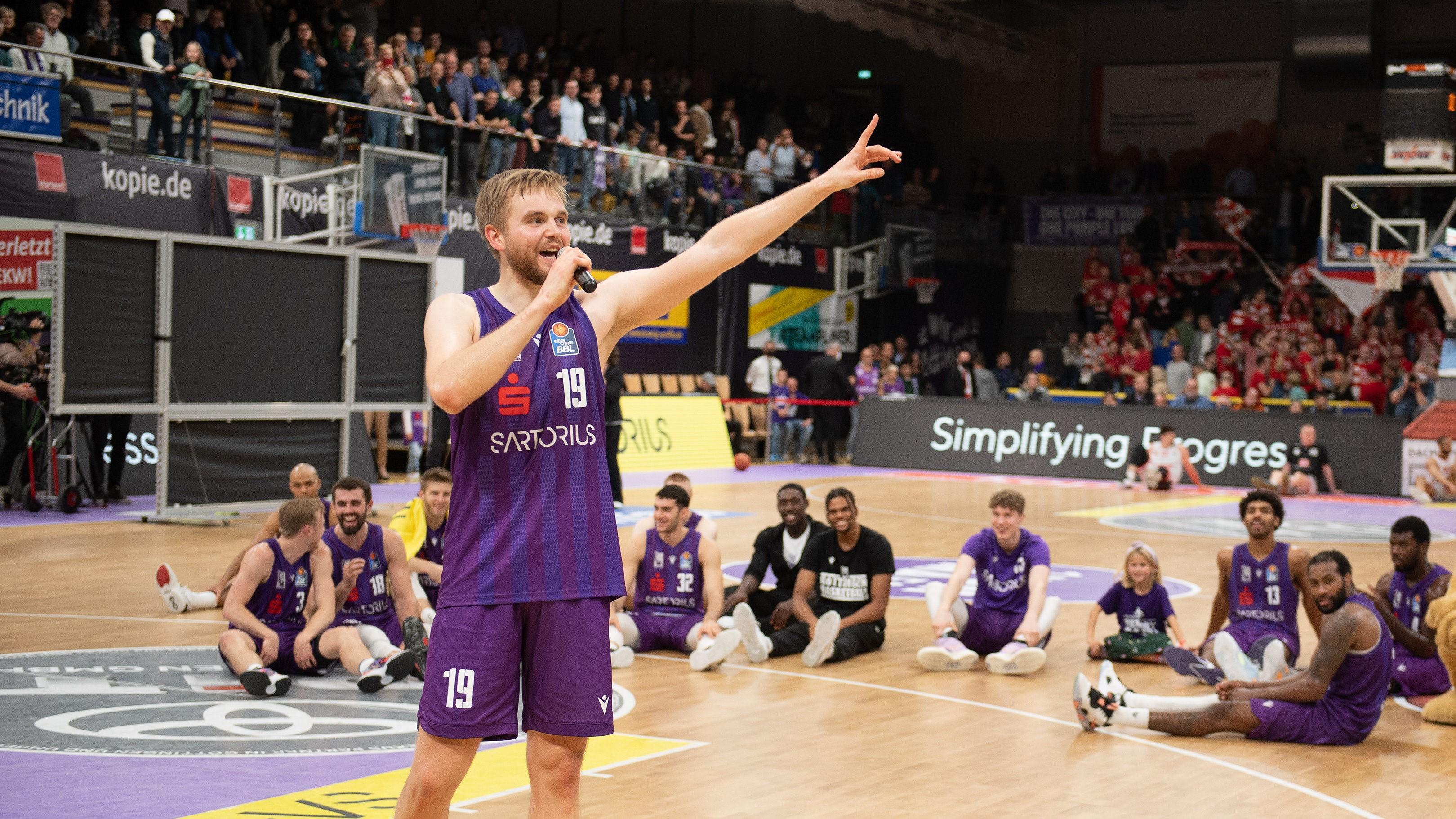 The easyCredit BBL no longer has a winless team as Brose Bamberg finally captured their first victory in knocking off up-start promoted side ROSTOCK SEAWOLVES. The week also saw Telekom Baskets Bonn beat MLP Academics Heidelberg in the battle of Iisalo brother coaches. And Till Pape stepped up for BG Göttingen.