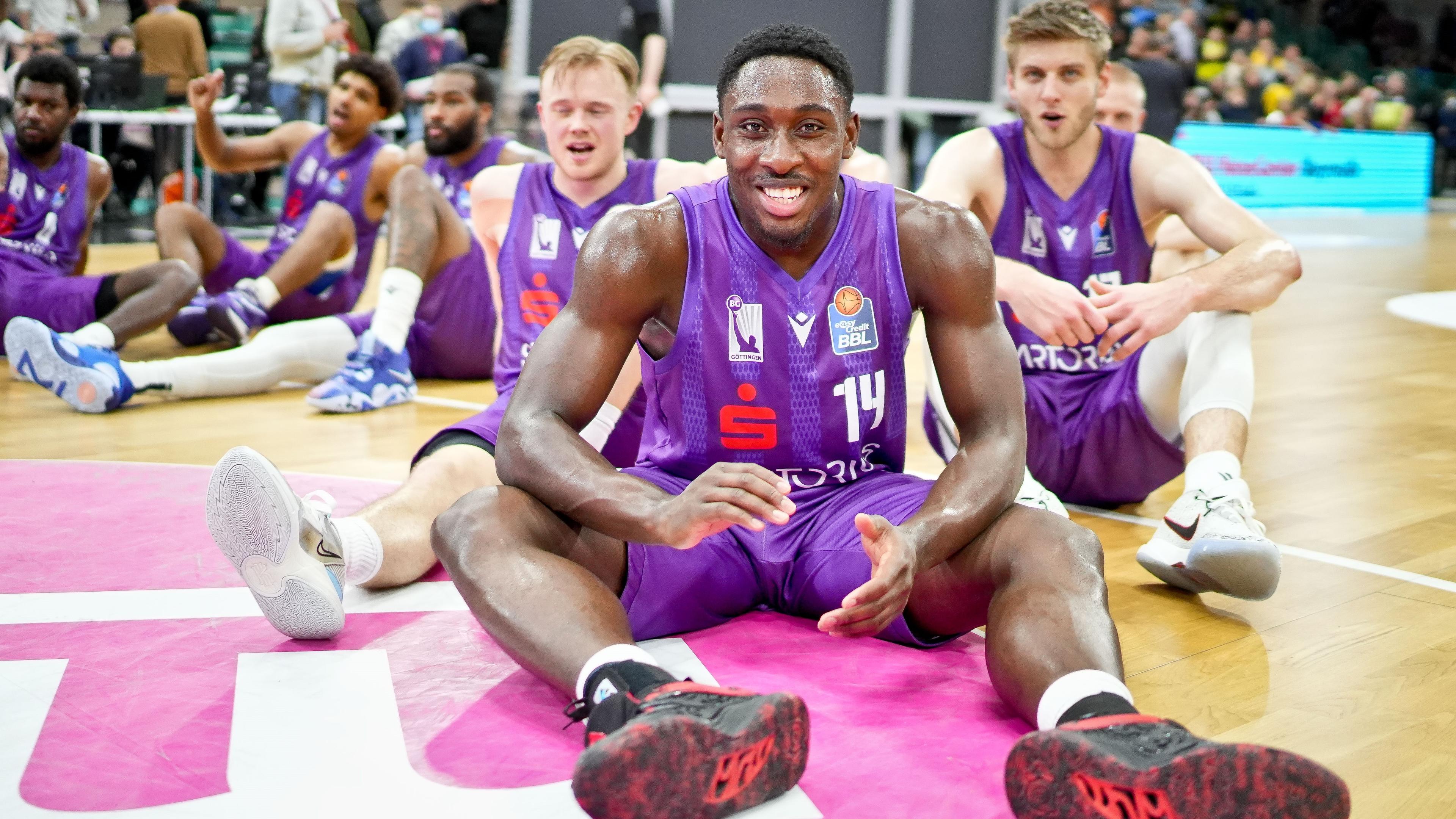 Die BG Göttingen (8:4) marschiert mit Siebenmeilenstiefeln in Richtung Playoffs der easyCredit Basketball Bundesliga. Bei einem völlig überforderten medi bayreuth (3:10) feierten die Südniedersachsen ihren vierten Sieg in Serie.