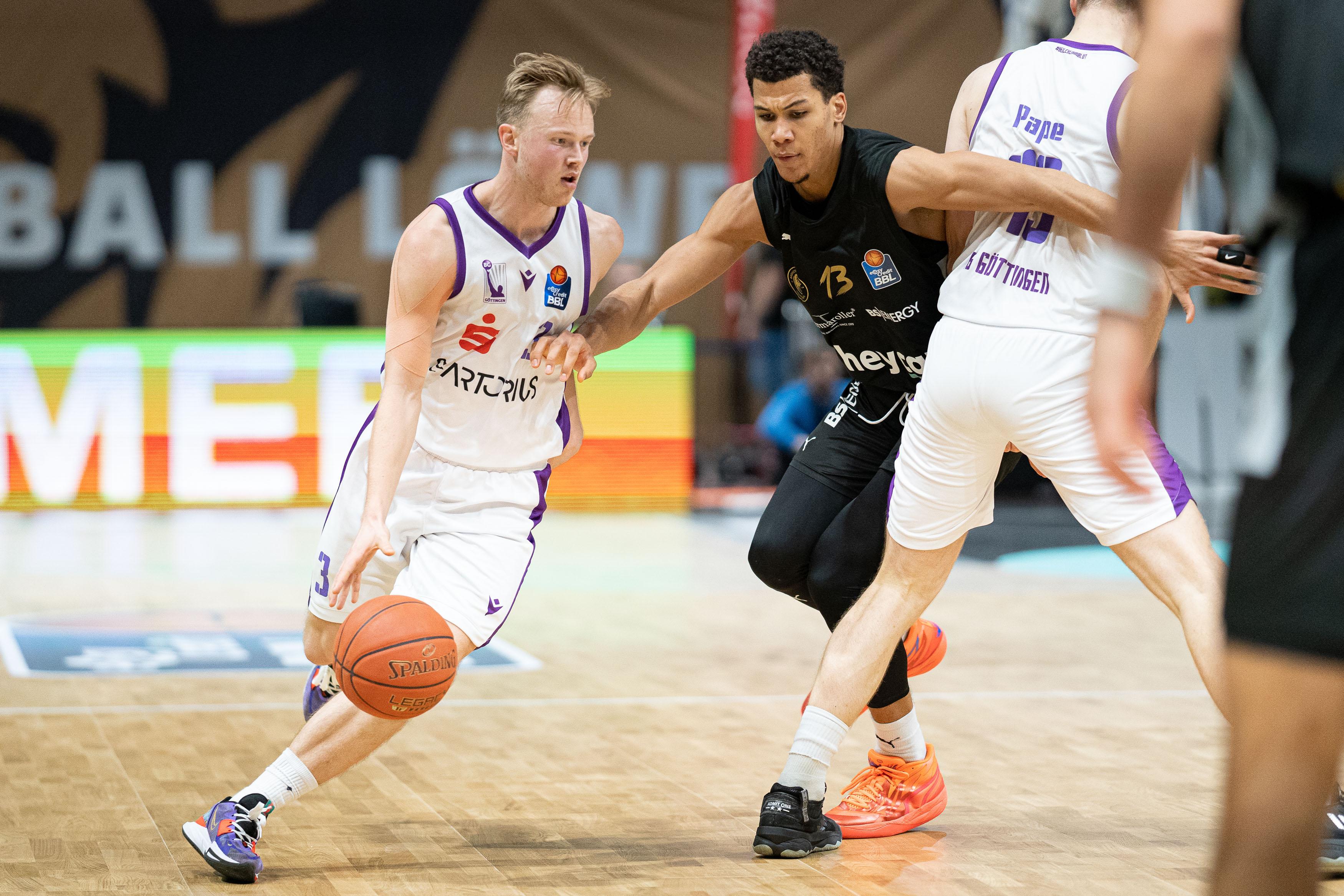 Göttingen hält sich weiter gut unter den ersten acht der Tabelle. Ihr dritter Auswärtssieg diese Saison bedeutet für Braunschweig die fünfte Niederlage in Serie. Besonders schwer wiegt nach dem längeren Ausfall von David Krämer nun auch noch die Verletzung von Luc van Slooten.