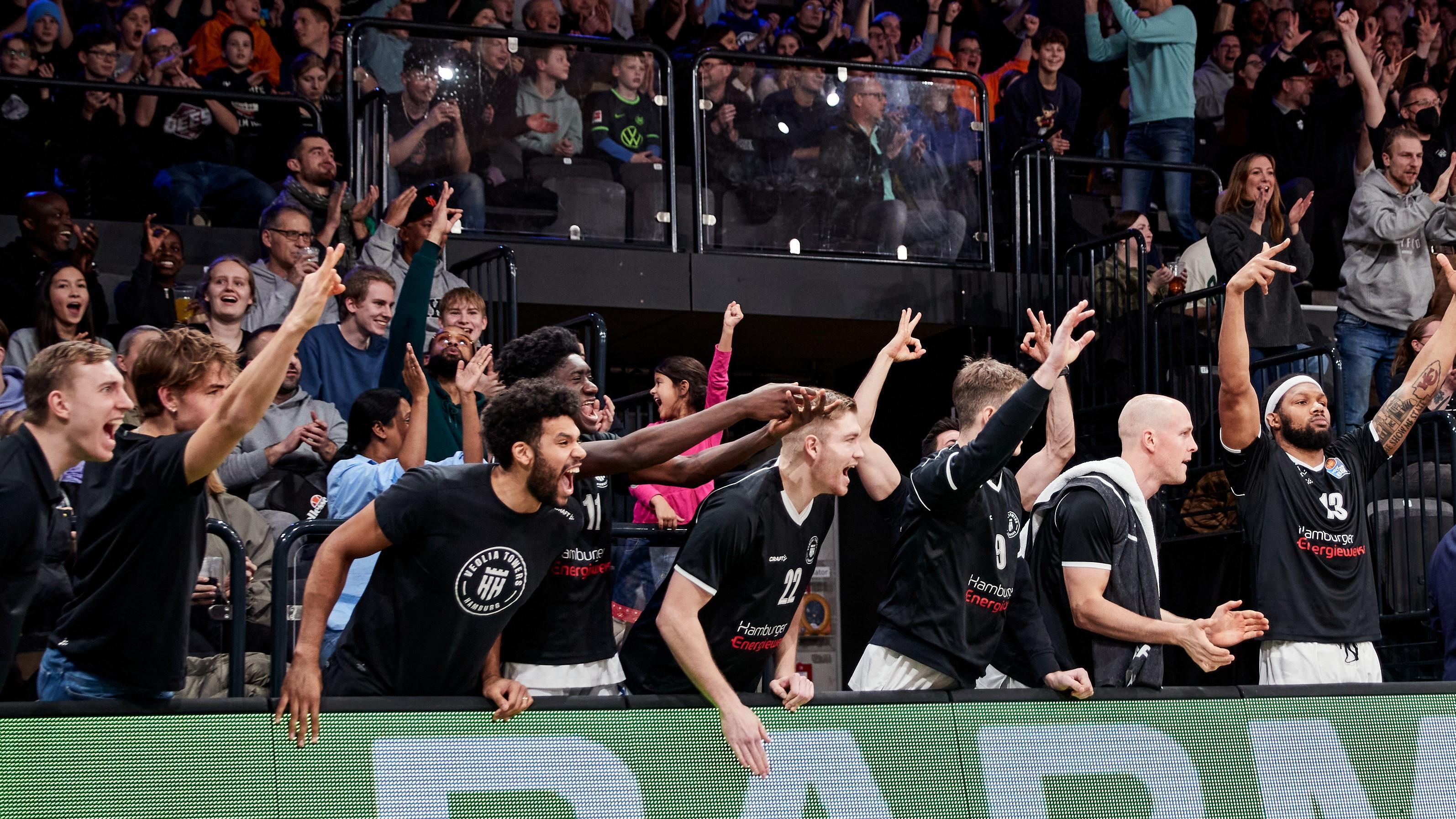 Nach sechs BBL-Niederlagen in Serie gelingt den Hamburg Towers im letzten Spiel des Jahres ein wahrer Befreiungsschlag. Beim 96:73-Heimerfolg gegen die Würzburg Baskets legt ein herausragendes ersten Viertel (29:9) den Grundstein zum Sieg. Bester Werfer der Partie ist Kendale McCullum mit 21 Punkten.