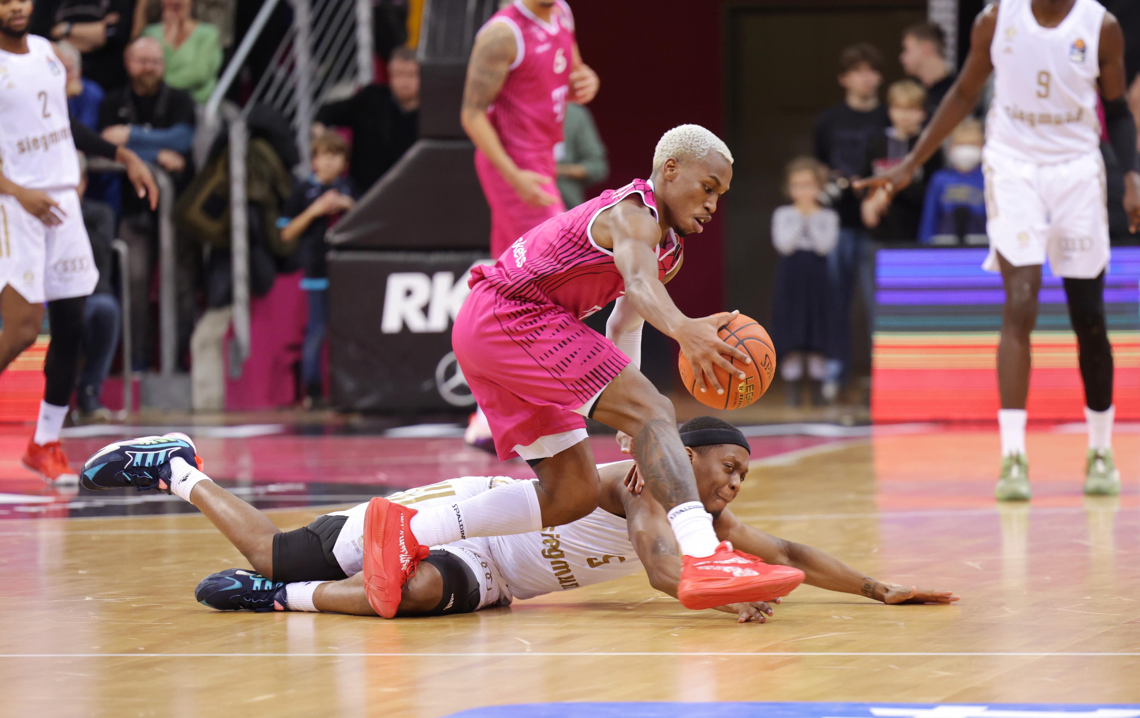 Die Telekom Baskets Bonn gewinnen die Neuauflage des letztjährigen Halbfinales gegen den FC Bayern München vor ausverkauftem Haus mit 78:68 und bleiben damit weiterhin Tabellenführer. TJ Shorts (21 PTS) geht als Anführer voran und hat mit Jeremy Morgan (20 PTS) einen exzellenten Partner an der Seite. Das Duo kombiniert für mehr als die Hälfte der Bonner Punkte.