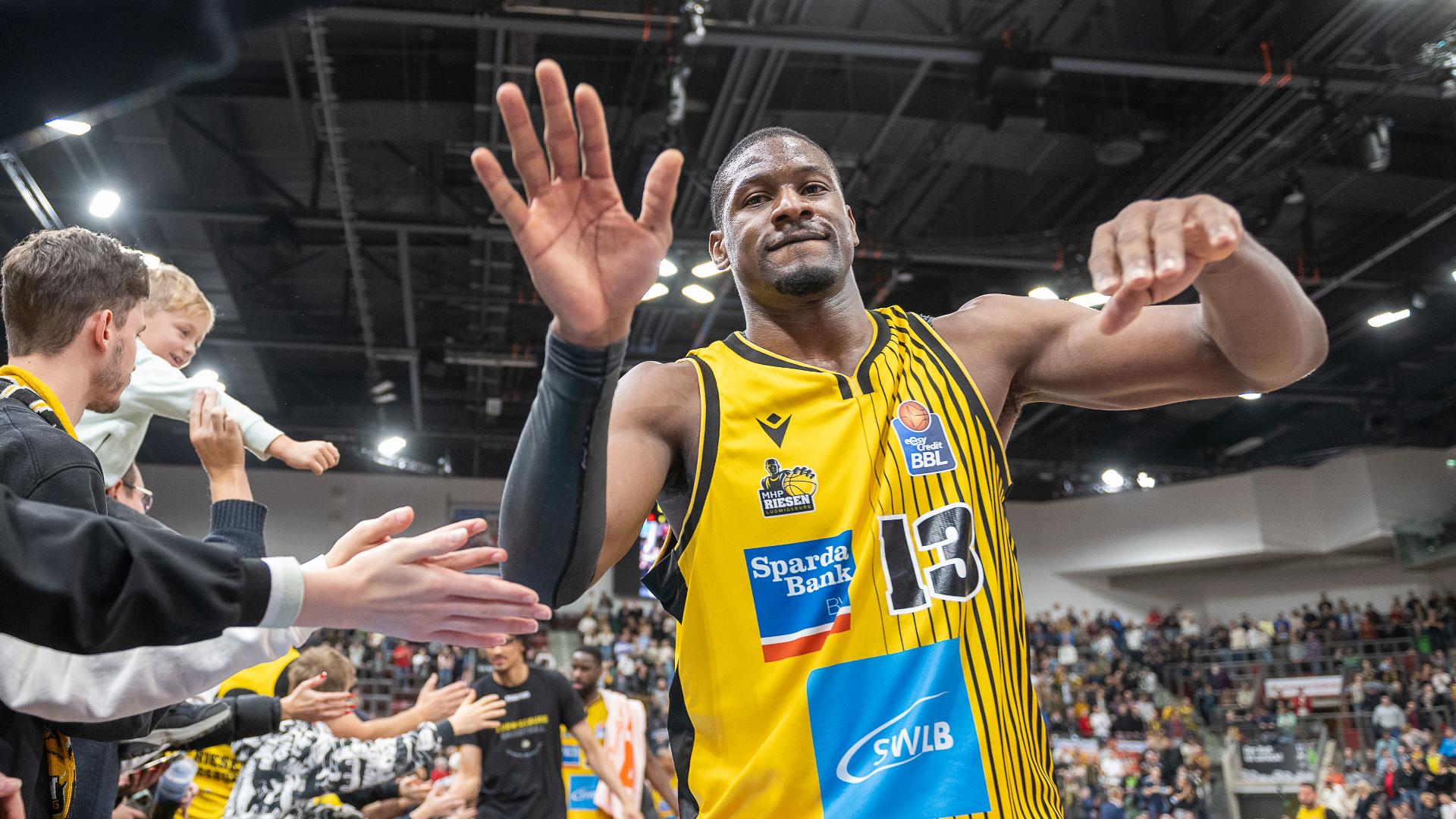 Der Pokal hat seine eigenen Gesetze. Ein Derby allerdings auch. Und genau so verlief die Partie zwischen MHP RIESEN Ludwigsburg und ratiopharm ulm, in der die Mannen von Trainer Josh King am Ende knapp mit 87:84 die Oberhand behielten. Entscheidenden Anteil daran hatten vor allem Yorman Polas Bartolo und Jonathan Bähre, die in der Crunchtime mit zwei Ballgewinnen jegliche Comebackhoffnungen der Gäste zunichte machten.
