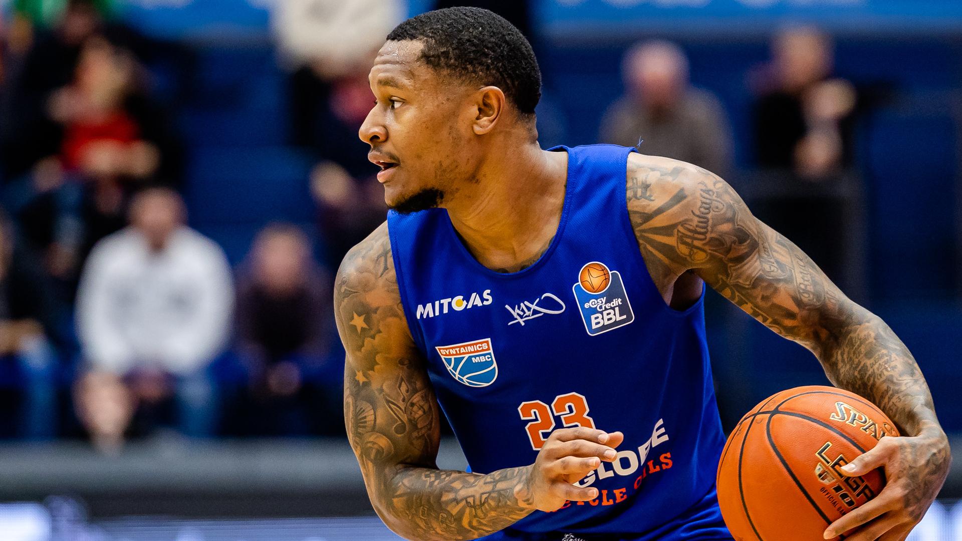 Weihnachten kommt dieses Jahr früher, zumindest für die FRAPORT SKYLINERS. Das Tabellenschlusslicht zeigt ausgerechnet gegen die MHP RIESEN Ludwigsburg die bisher beste offensive Leistung der Saison, an der Marcus Lewis mit 26 Zählern maßgeblich beteiligt ist. So feiern die Mittelhessen am Ende mit 92:80 ihren erst zweiten Saisonsieg - und den ersten daheim überhaupt.