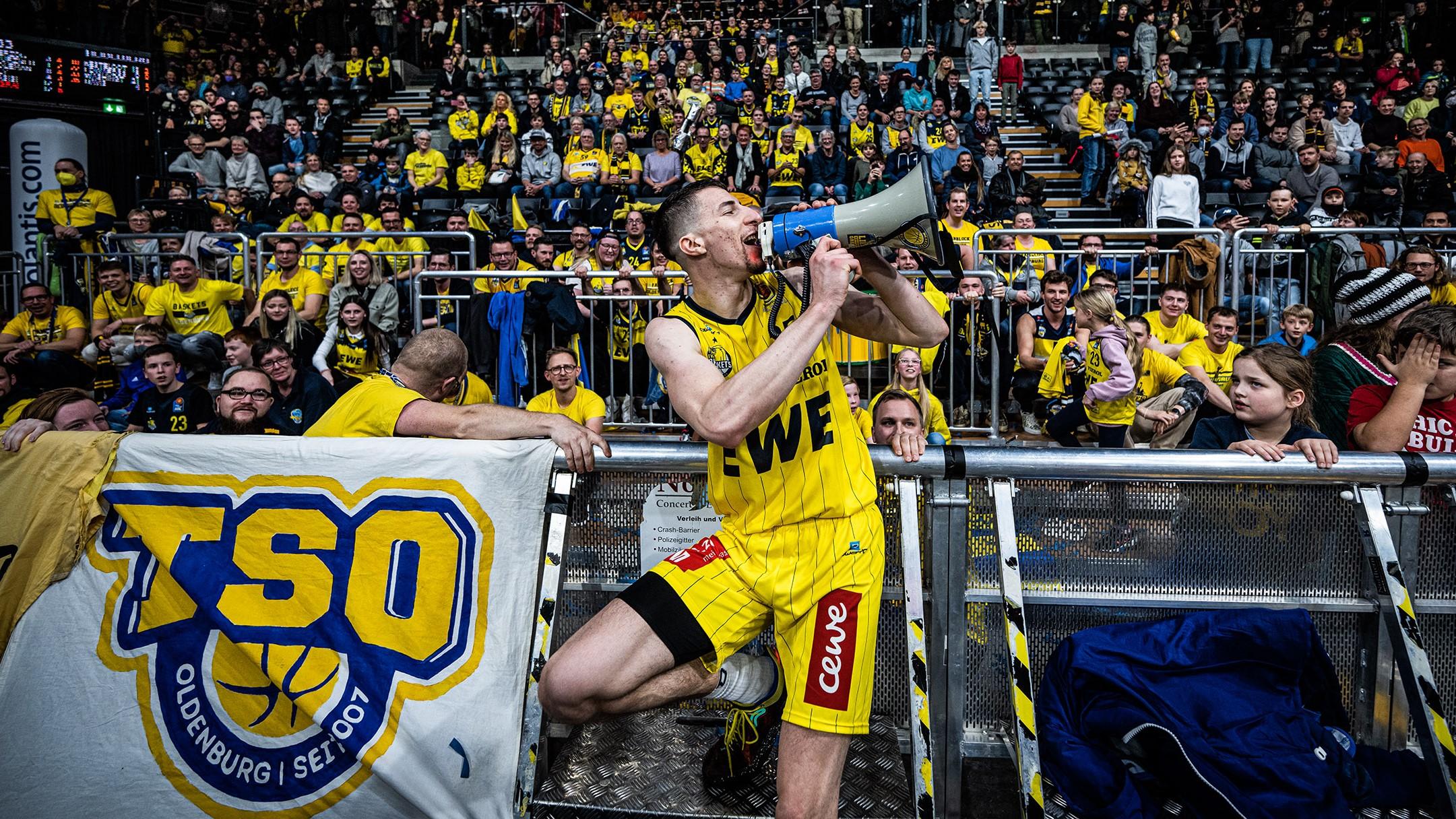 In einem bis zur letzten Sekunde umkämpften Viertelfinalspiel im MagentaSport BBL Pokal vor 5.737 Zuschauern setzen sich die EWE Baskets Oldenburg mit 85:83 gegen die MLP Academics Heidelberg durch. Eine große Leistung von Eric Washington bleibt ungekrönt – der Guard verpasst ein Triple Double und den letzten Wurf jeweils nur knapp.