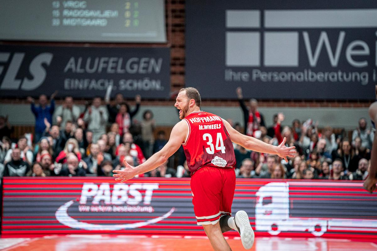Würzburg Baskets feiern dritten Sieg in Folge, schreiben zudem mit sechs Siegen gegenüber fünf Niederlagen wieder eine positive Bilanz und halten Anschluss an die Playoffränge. Zudem feiert Kapitän Felix Hoffmann einen Vereinsrekord. Bei den HAKRO Merlins Crailsheim kriselt es weiter; auch im dritten Spiel unter Trainer Nikola Markovic setzt es eine Niederlage. 