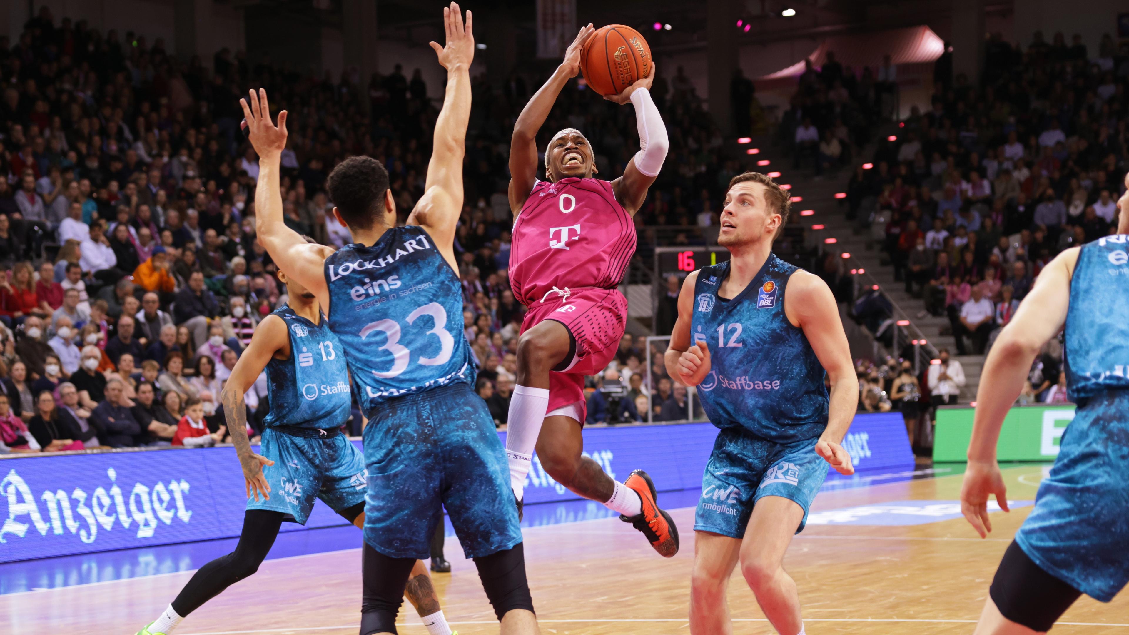 The Weekly News are back after a short hiatus and the easyCredit BBL gave us all plenty of great post-Christmas presents. Isaac Bonga is starting to really raise his game in leading FC Bayern Munich to a tough win over MLP Academics Heidelberg while TJ Shorts continues to make his case for MVP with a remarkable showing in Telekom Baskets Bonn’s victory over NINERS Chemnitz. In addition, the FRAPORT SKYLINERS German duo of Joshua Obiesie and Lukas Wank both set career highs. 