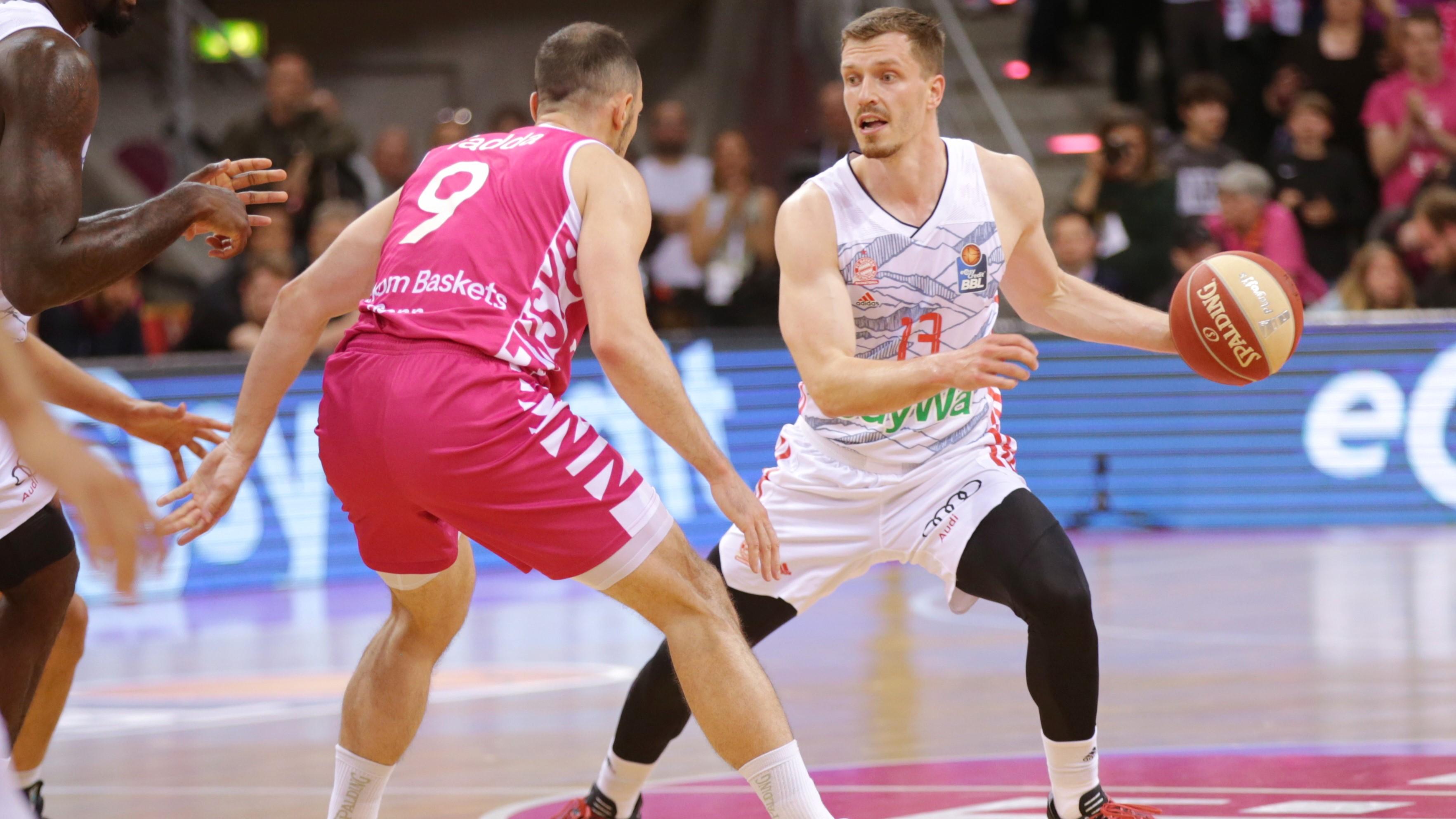 Vor der entscheidenden Phase der Saison verbuchen die Bayern-Basketballer nach ihrem Pokalsieg eine weitere Erfolgsmeldung: Nationalspieler Andreas Obst hat seinen Vertrag bei den Münchnern vorzeitig verlängert, der 26-jährige Distanzspezialist unterzeichnete langfristig für gleich drei weitere Spielzeiten bis Sommer 2026. Der Shooting Guard spielt seit 2021 für den FC Bayern Basketball und hat sich zu einem Leistungsträger des fünfmaligen deutschen Meisters entwickelt.