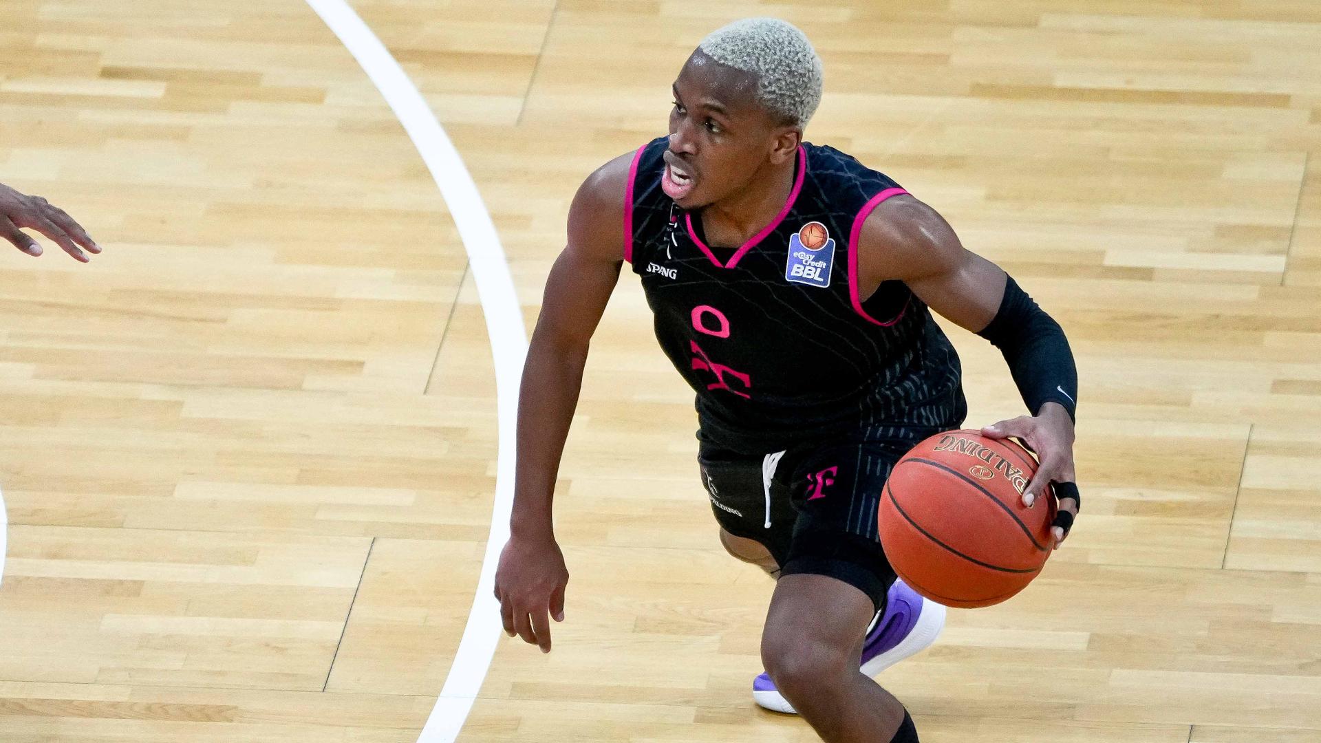 Für medi bayreuth verschärft sich die ohnehin angespannte Lage. Den Franken fehlt mit Brandon Childress beim Kräftemessen mit den Telekom Baskets Bonn ihr wichtigster Akteur, womit ein wichtiger Faktor fehlt, um TJ Shorts zu egalisieren. So aber ist es der MVP-Kandidat, der seinen Farben ab dem zweiten Viertel den entscheidenden Push gibt, um der Favoritenrolle mehr als gerecht zu werden.