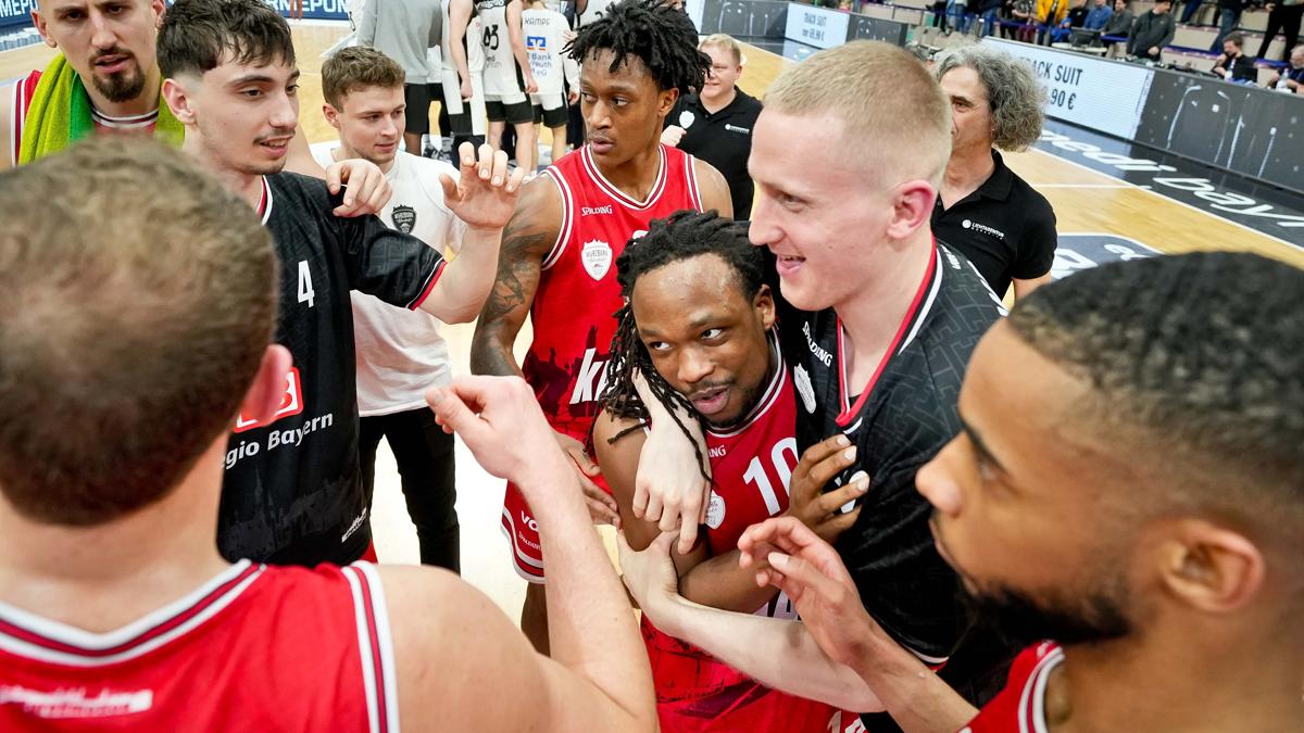 Nach der Niederlage gegen Brose Bamberg vor einer Woche entscheiden die Würzburg Baskets das nächste Franken-Derby für sich: Mit 99:83 gewinnen die Würzburger ihr Auswärtsspiel bei medi bayreuth. Die Gäste drehen die Partie in der zweiten Hälfte.