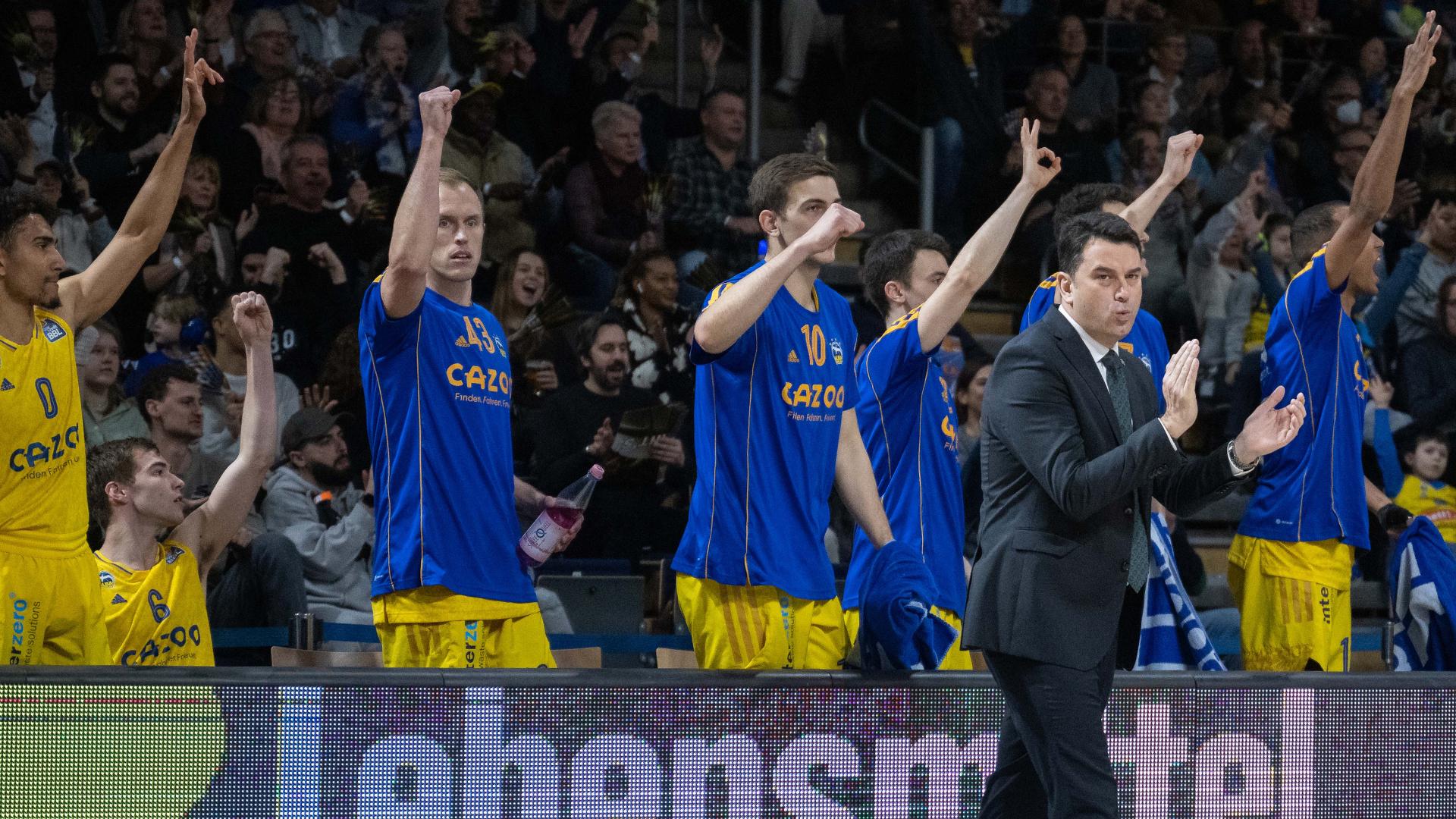 Seit über einem Vierteljahrhundert unterhält uns die „Mutter aller Spiele“ zwischen ALBA BERLIN und den Telekom Baskets Bonn bereits. In der wettbewerbsübergreifend 85. Auflage geht es gar um die Tabellenführung in der easyCredit BBL - entsprechend hoch her geht es zwischen den beiden großen B‘s. Keine Seite kann sich nennenswert absetzen, ehe die „Albatrosse“ im letzten Viertel einen 10:2-Zwischenspurt einlegen, auf den breiten Schultern von Johannes Thiemann (12 Punkte, 8 Rebounds) das 81:76 über die Ziellinie bringen und damit den begehrten Platz an der Sonne übernehmen.