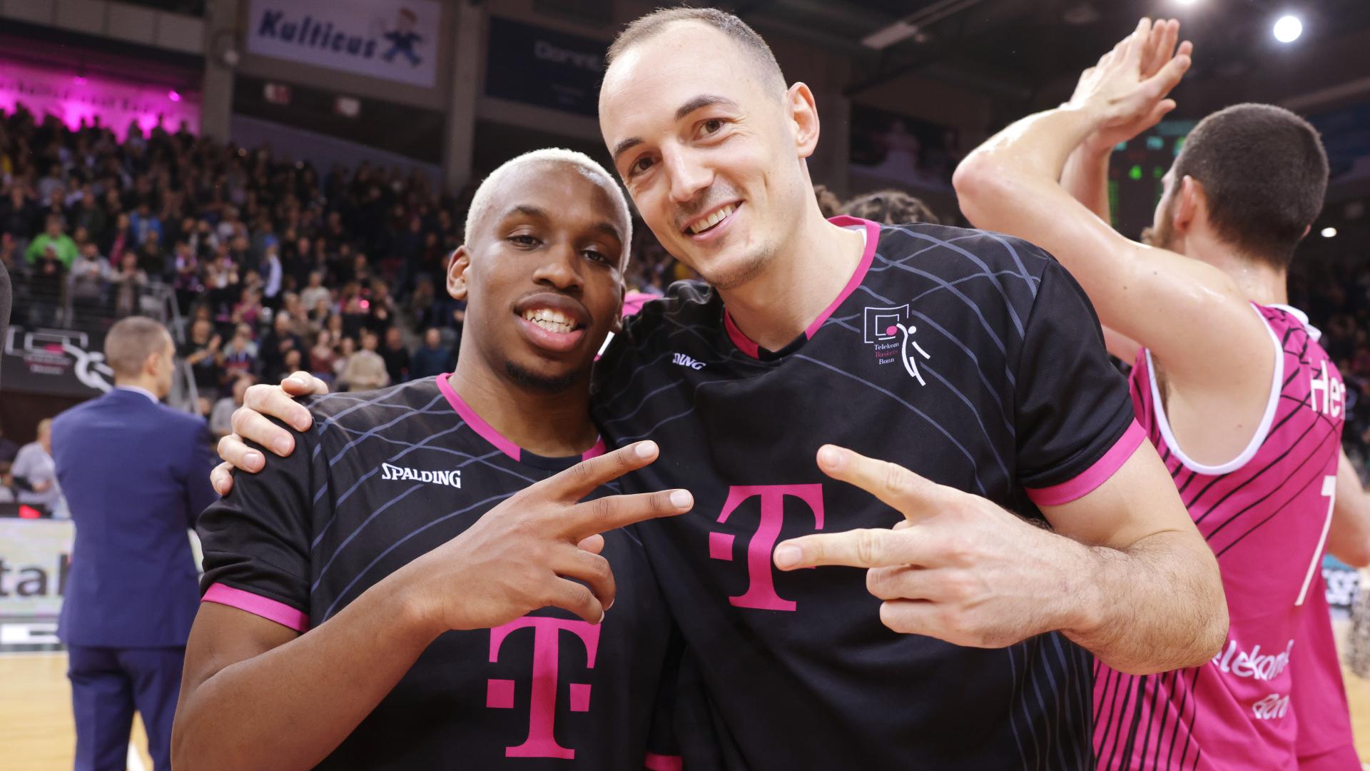 Die Telekom Baskets Bonn bleiben in eigener Halle ungeschlagen (8-0). Daran können auch die ersatzgeschwächten EWE Baskets Oldenburg nichts ändern, die bis Mitte des zweiten Viertels mithalten, dann aber schlagartig abreißen lassen müssen. Dafür hauptverantwortlich zeichnet einmal mehr MVP-Kandidat TJ Shorts, der 25 seiner insgesamt 30 Zähler vor dem Gang in de Kabine auflegt, wobei die Hausherren als Kollektiv aus der Distanz einen absoluten Sahnetag erwischen.