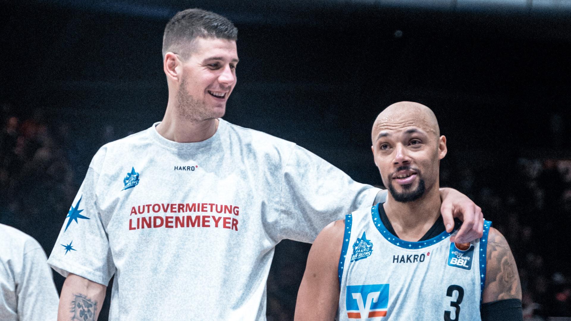 Die zuletzt im Aufwind befindlichen FRAPORT SKYLINERS tun sich gegen die ebenfalls aufstrebenden HAKRO Merlins Crailsheim von Beginn an schwer, was maßgeblich an der starken Bank der Hohenloher liegt. Während Geert Hammink eine kurze Rotation fährt, wechselt Nikola Markovic munter durch - und beweist dabei ein glückliches Händchen. Gleich drei der fünf besten Merlins-Scorer checken als Teil der zweiten Fünf ins Spiel ein und liefern den offensiven Input, den es braucht, um sich mit dem dritten Sieg in Folge gen Tabellenmittelfeld zu schieben.