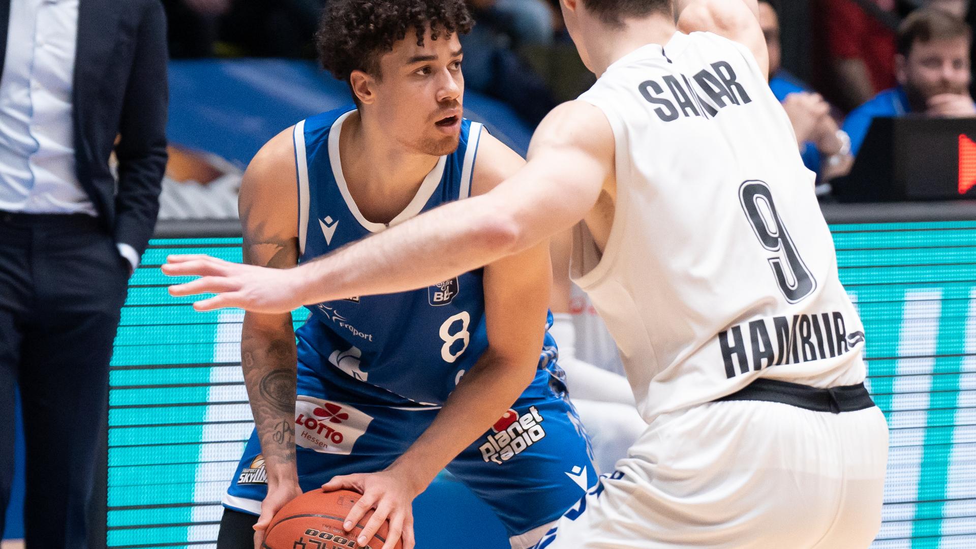 Die FRAPORT SKYLINERS mögen es anscheinend dramatisch. Zum Abschluss der Hinrunde in der easyCredit BBL laufen die Hessen gegen die VEOLIA Towers Hamburg einem 17 Zähler-Rückstand hinterher, um nach der Pause jedoch eine Aufholjagd zu starten, die Youngster Joshua Obiesie (21 Punkte) mit sieben wichtigen Punkten in der Crunchtime zu einem erfolgreichen Abschluss bringt.