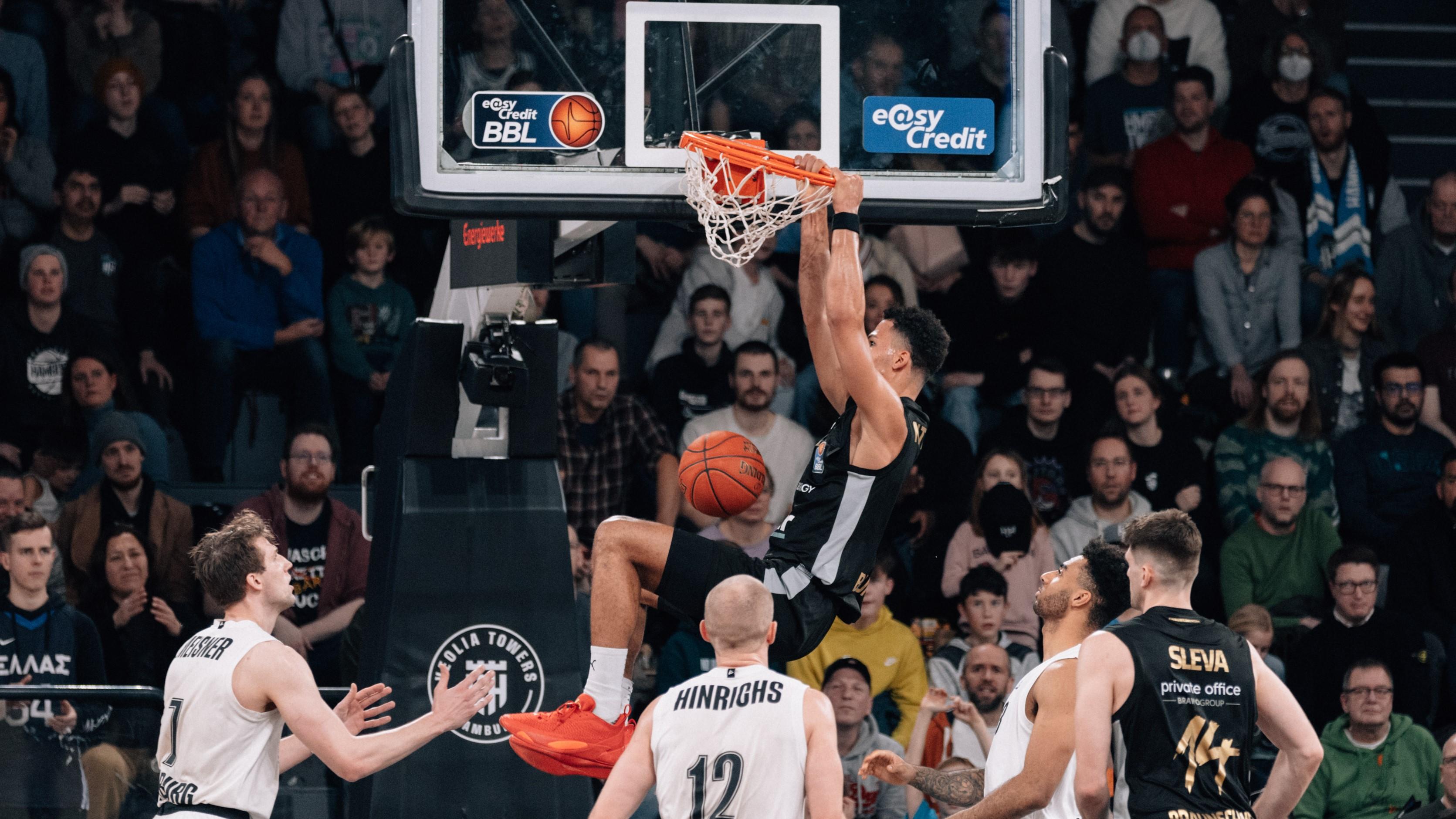 Mit dem gleichen Ergebnis wie am Mittwochabend in Bamberg ist den Basketball Löwen Braunschweig (4:13) ein weiterer Befreiungsschlag im Abstiegskampf gelungen. Bei den kriselnden Veolia Towers Hamburg (6:10), die ihre dritte Niederlage in Folge kassierten, gewannen die Niedersachsen mit 92:83.