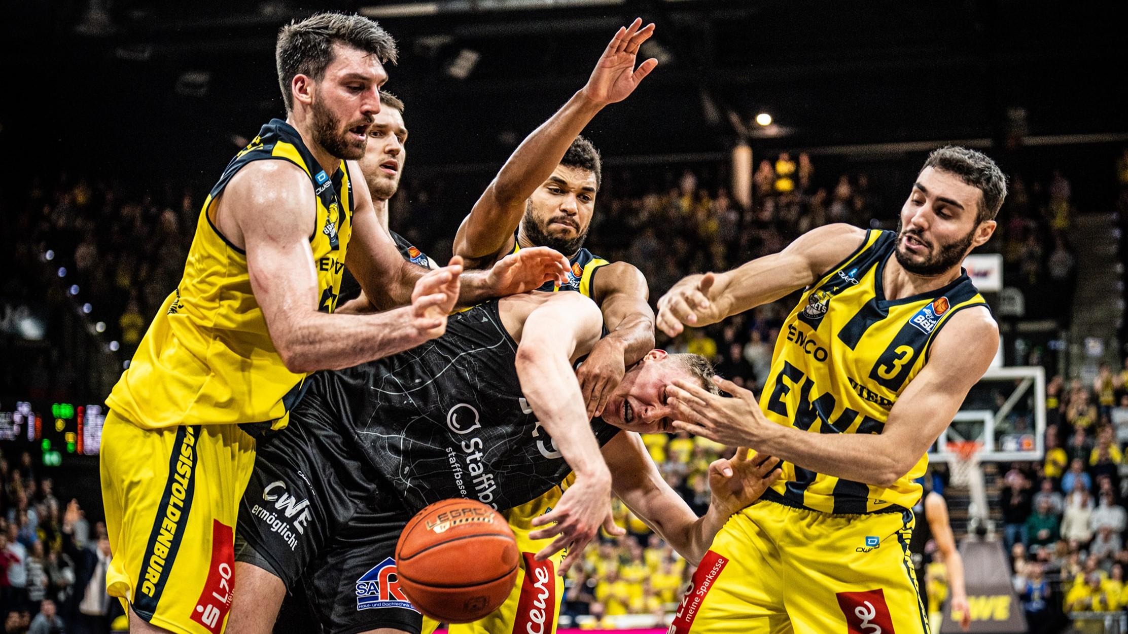 Die EWE Baskets Oldenburg etablieren sich im vorderen Drittel der Tabelle. Beim 83:81 müssen die heimischen Fans in der ausverkauften Arena lange bangen, bevor der neunte Saisonerfolg feststeht.