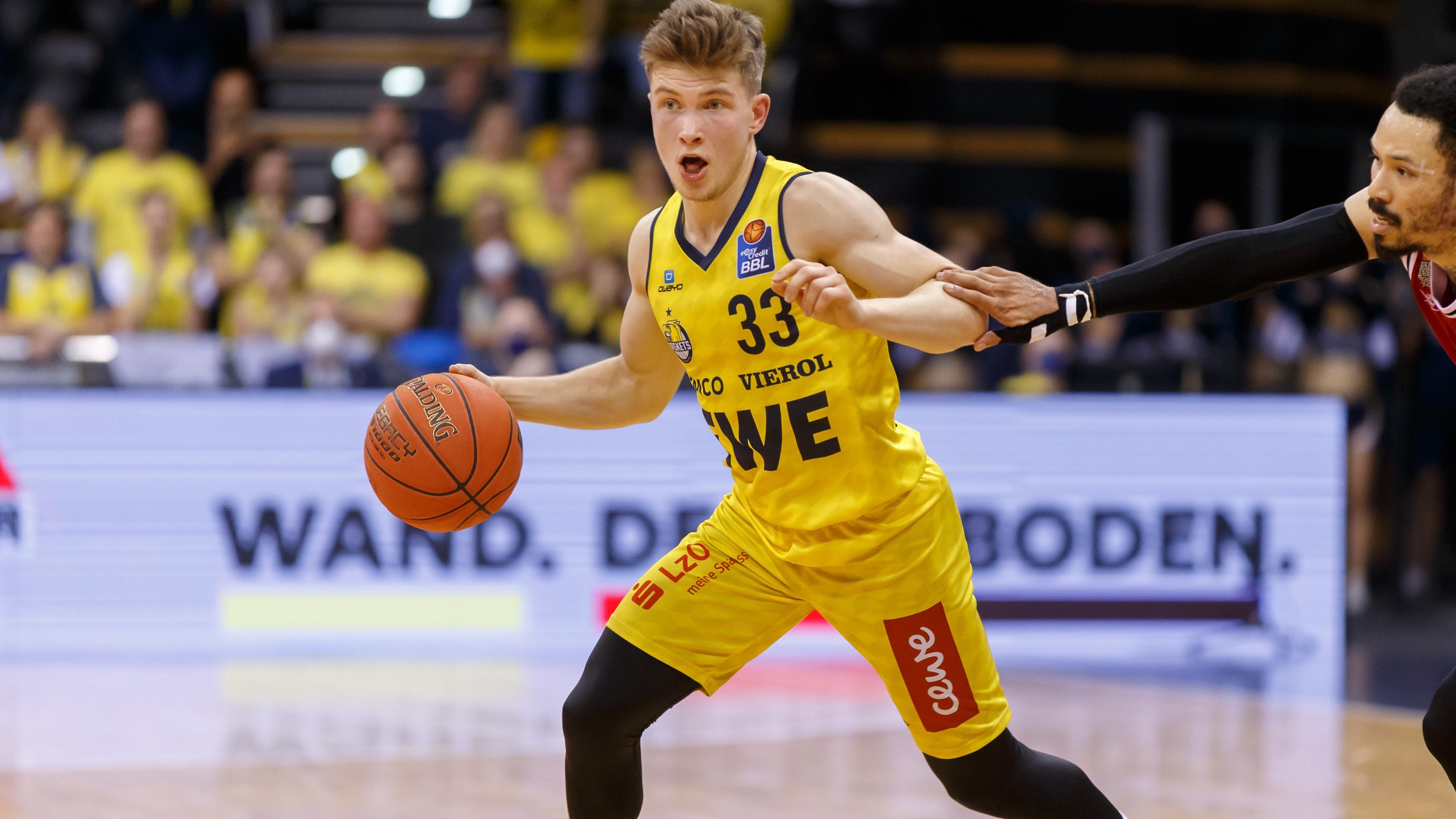 Die Verantwortlichen der MLP Academics Heidelberg haben auf die Handverletzung und den länger andauernden Ausfall von Eigengewächs und Lokalmatador Niklas Würzner (28 Jahre) reagiert und mit dem Point Guard Bennet Hundt (24) vom BBL-Kontrahenten EWE Baskets Oldenburg einen Profispieler nachverpflichtet. Der gebürtige Berliner erhält einen Vertrag bis Ende Juni 2024.