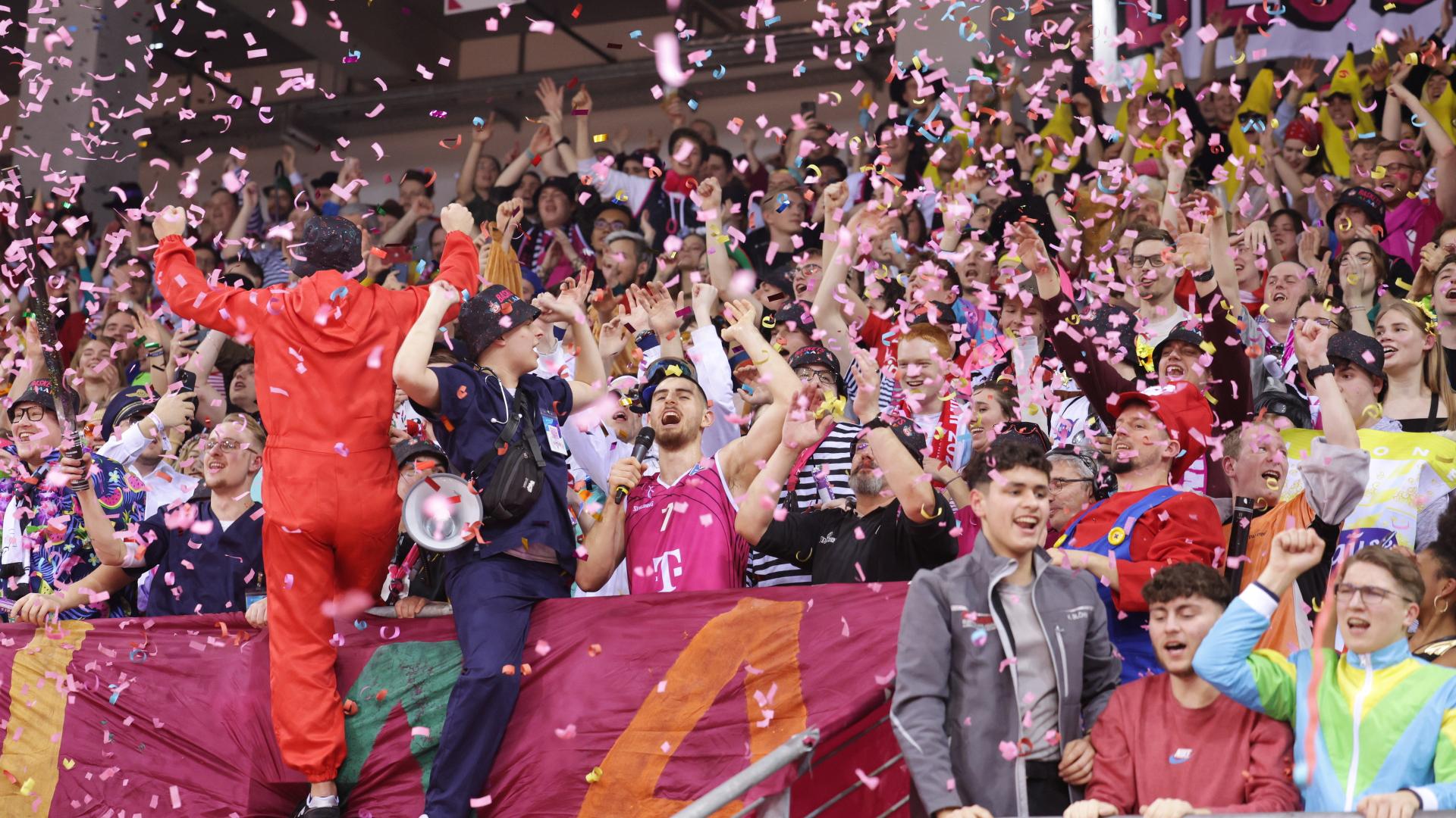 Zwei Jahre lang mussten die Telekom Baskets Bonn auf ihr geliebtes Karnevalsspiel verzichten. All das Warten, all die Vorfreude auf eine unbeschwerte und bunte Session entladen sich pünktlich zum Start in die fünfte Jahreszeit gegen den SYNTAINICS MBC. Die „Wölfe“ finden nie wirklich zu ihrem Rhythmus, so dass die Rheinländer ihren nie gefährdeten Vorsprung zwischenzeitlich auf 43 Punkte treiben. 