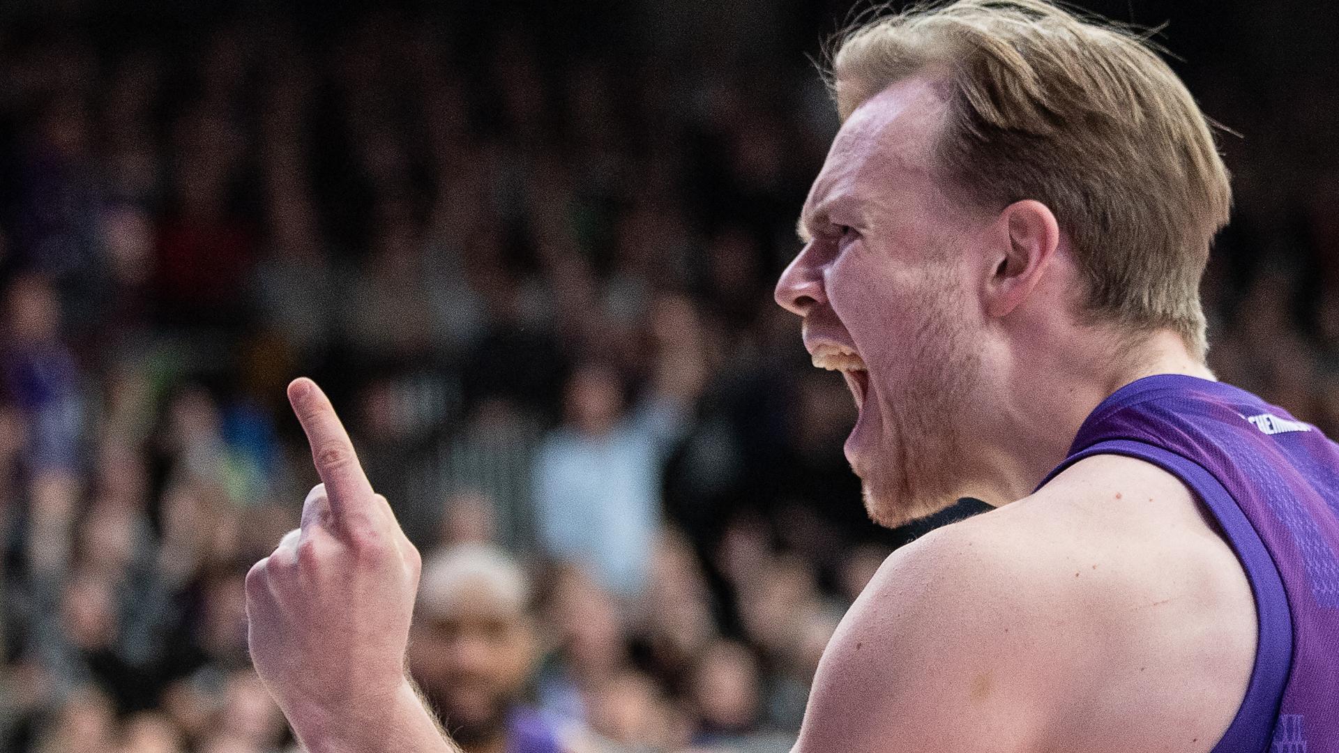 Die BG Göttingen bleibt mit dem zweiten Sieg in Serie weiter im Rennen um die Playoff-Tickets. Dabei präsentieren sich die Mannen von Trainer Roel Moors als abgezockt und besonders sicher von der Freiwurflinie (23/24). Für die HAKRO Merlins Crailsheim andererseits ist die 79:92-Pleite die dritte Niederlage in Serie, wodurch die Hohenloher weiter im Tabellen-Mittelfeld stecken bleiben.