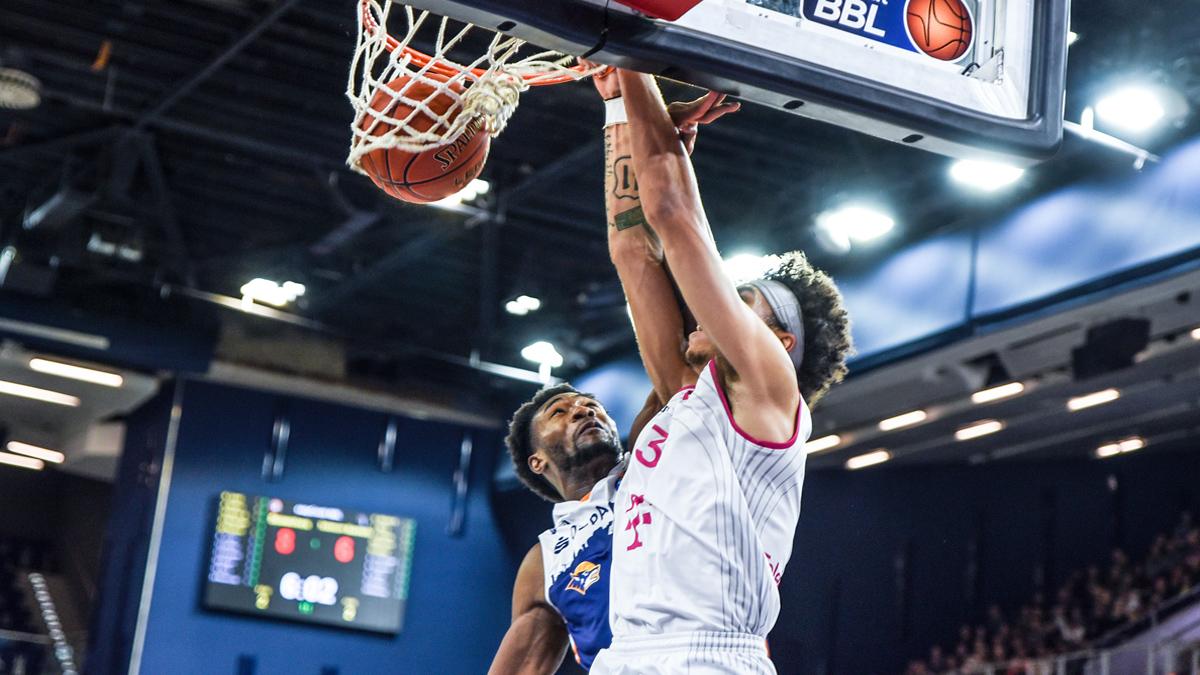 Die Telekom Baskets Bonn fahren einen ungefährdeten 77:62-Auswärtserfolg bei den ROSTOCK SEAWOLVES ein. Vor 4.022 Zuschauern in der StadtHalle Rostock ist die Verteidigung des Tabellenzweiten Trumpf: Die Bonner lassen im dritten Viertel nur fünf Zähler zu. Damit baut die Mannschaft von Tuomas Iisalo ihre Serie auf vier Siege nacheinander aus.