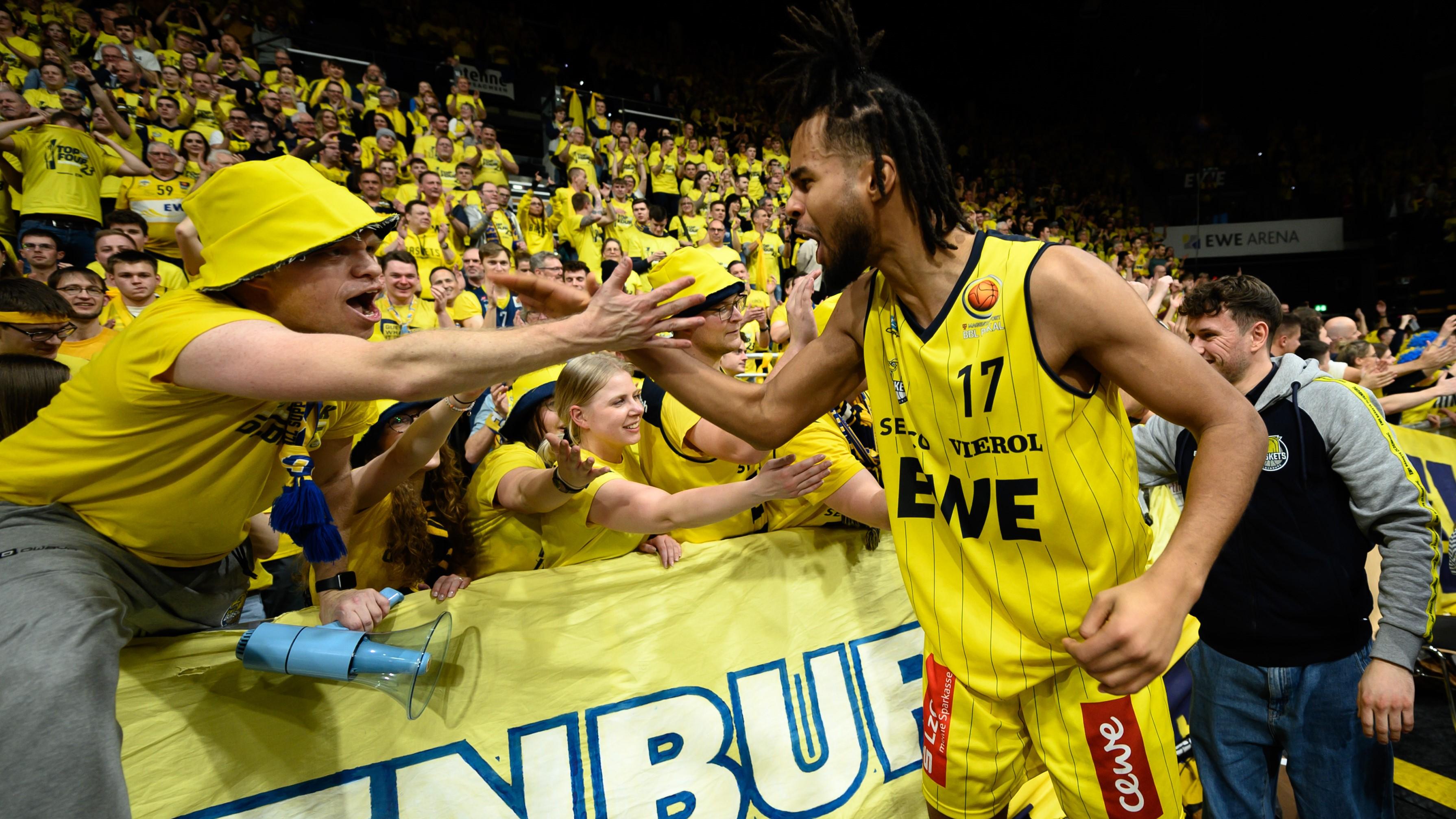 Die EWE Baskets Oldenburg ziehen vor 6.200 Zuschauern in der heimischen EWE Arena ins Finale um den MagentaSport BBL Pokal ein. Das 92:86 ist einer Steigerung in der zweiten Halbzeit zu verdanken, in der die RIESEN nur noch 37 Punkte erzielen.