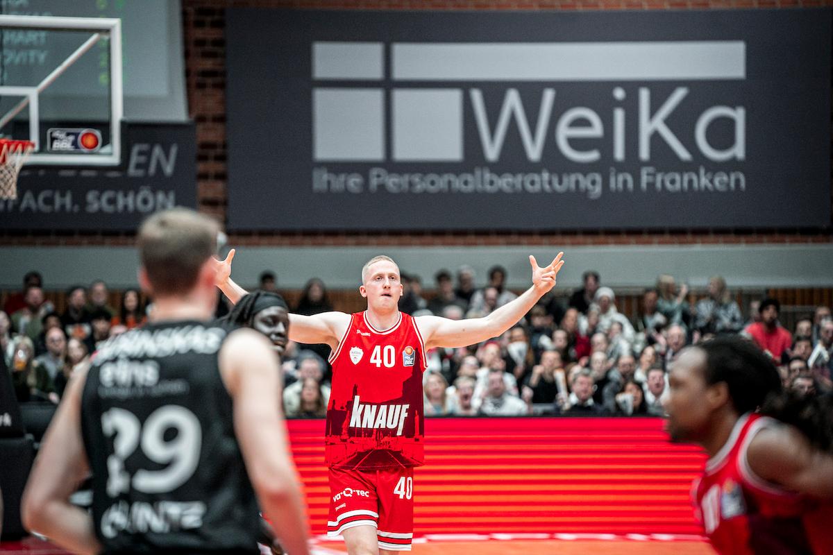 Intensives Spiel im Kampf um die Playoffränge. Mit ausgeglichener Bilanz (neun Siege, neun Niederlagen) übernehmen die Würzburg Baskets Rang acht in der Tabelle. Die NINERS Chemnitz kontern einen viertelübergreifenden 16:0-Lauf der Gastgeber mit 13:0 im letzten Viertel.